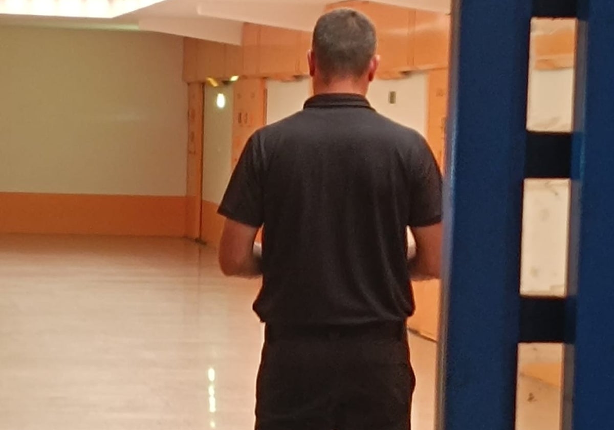 Un funcionario de prisiones, ajeno a esta información, en el centro penitenciario de Topas.