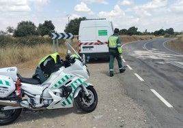 Una patrulla de la Guardia Civil de Tráfico, en la zona del accidente.