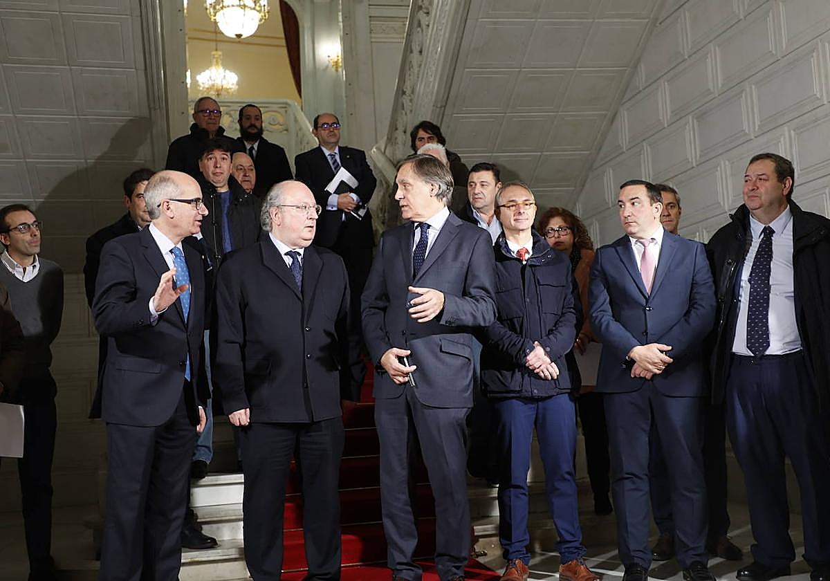 Javier Iglesias, Enrique Cabero y Carlos García Carbayo dialogan en una de las reuniones de la plataforma por el tren de Salamanca.