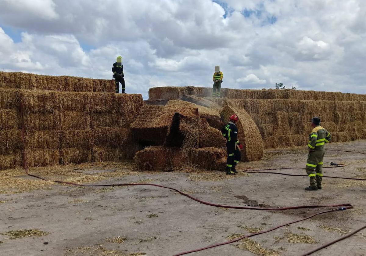 Imagen principal - Medios aéreos y terrestres trabajan en un incendio forestal activo en Fuenteliante