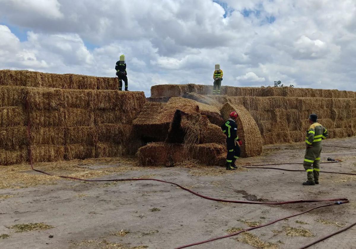 Efectivos de Lumbrales y de la Diputación trabajan en el incendio de Olmedo de Camaces.