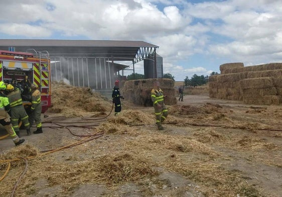 Efectivos de Lumbrales y de la Diputación trabajan en el incendio de Olmedo de Camaces.