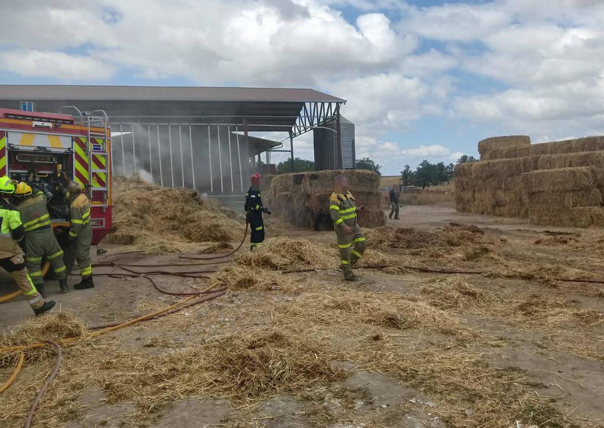 Imagen secundaria 1 - Medios aéreos y terrestres trabajan en un incendio forestal activo en Fuenteliante