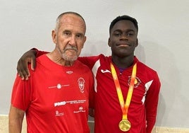 A la izquierda, José Toumani Barrios, junto a su entrenador.