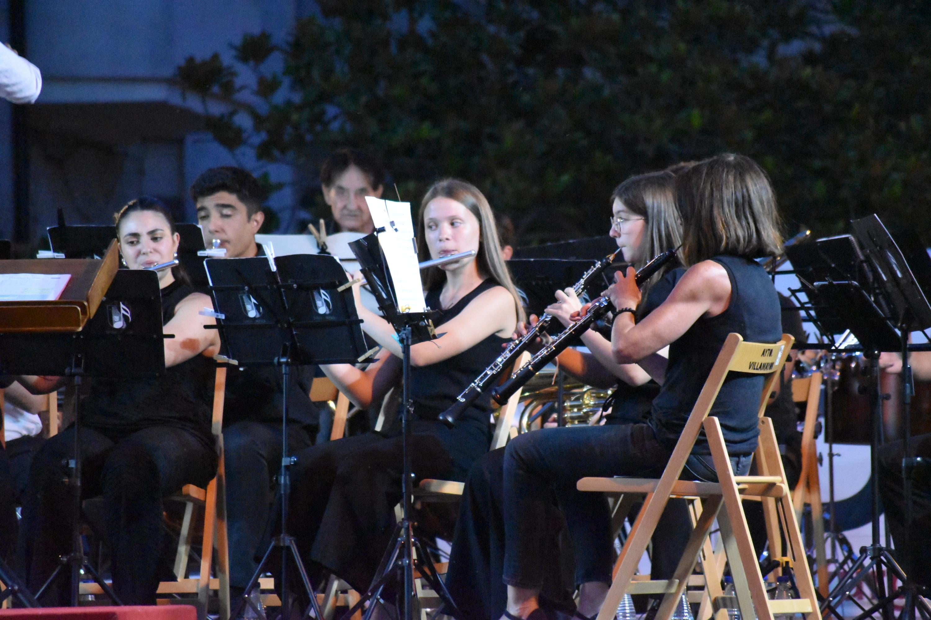 Villamayor vibra al ritmo de 100 músicos en sus 'Noches de verano'