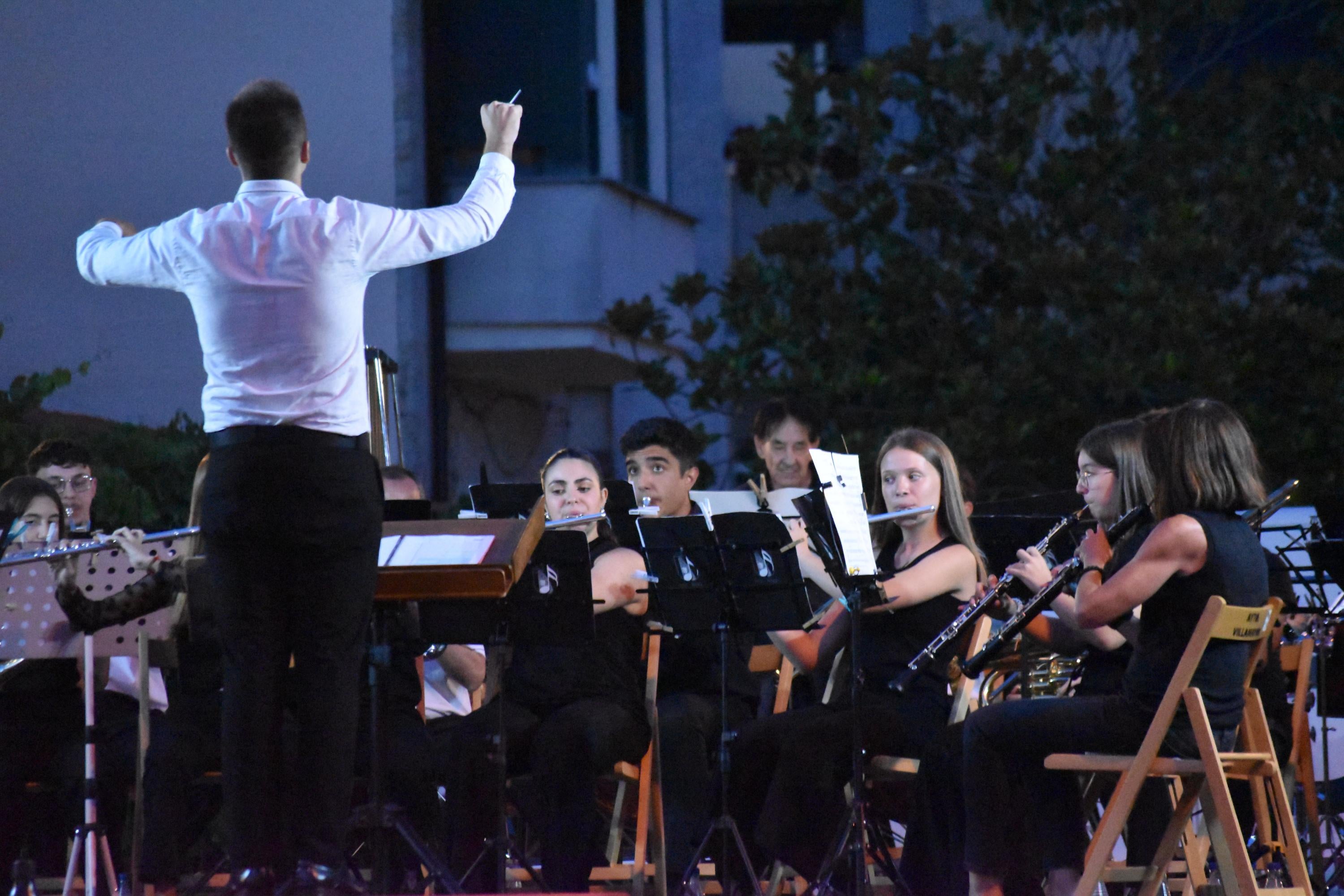 Villamayor vibra al ritmo de 100 músicos en sus 'Noches de verano'