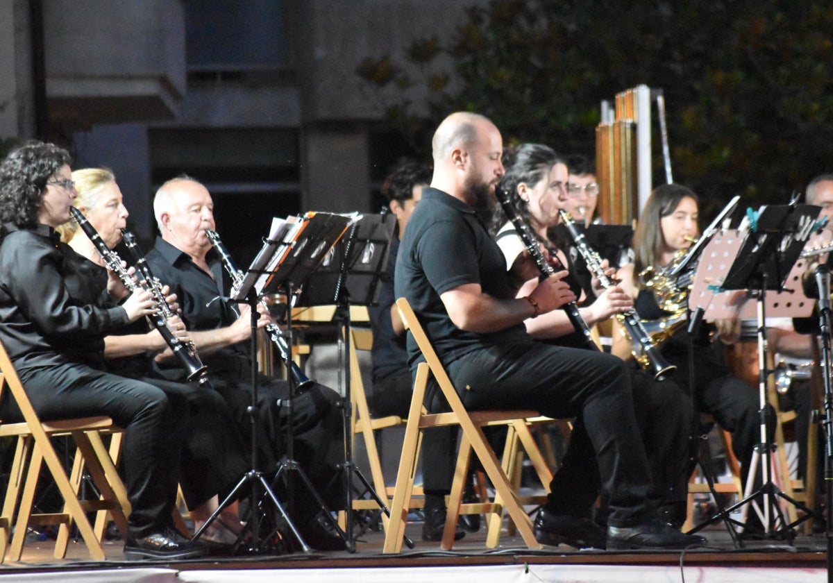 Villamayor vibra al ritmo de 100 músicos en sus &#039;Noches de verano&#039;