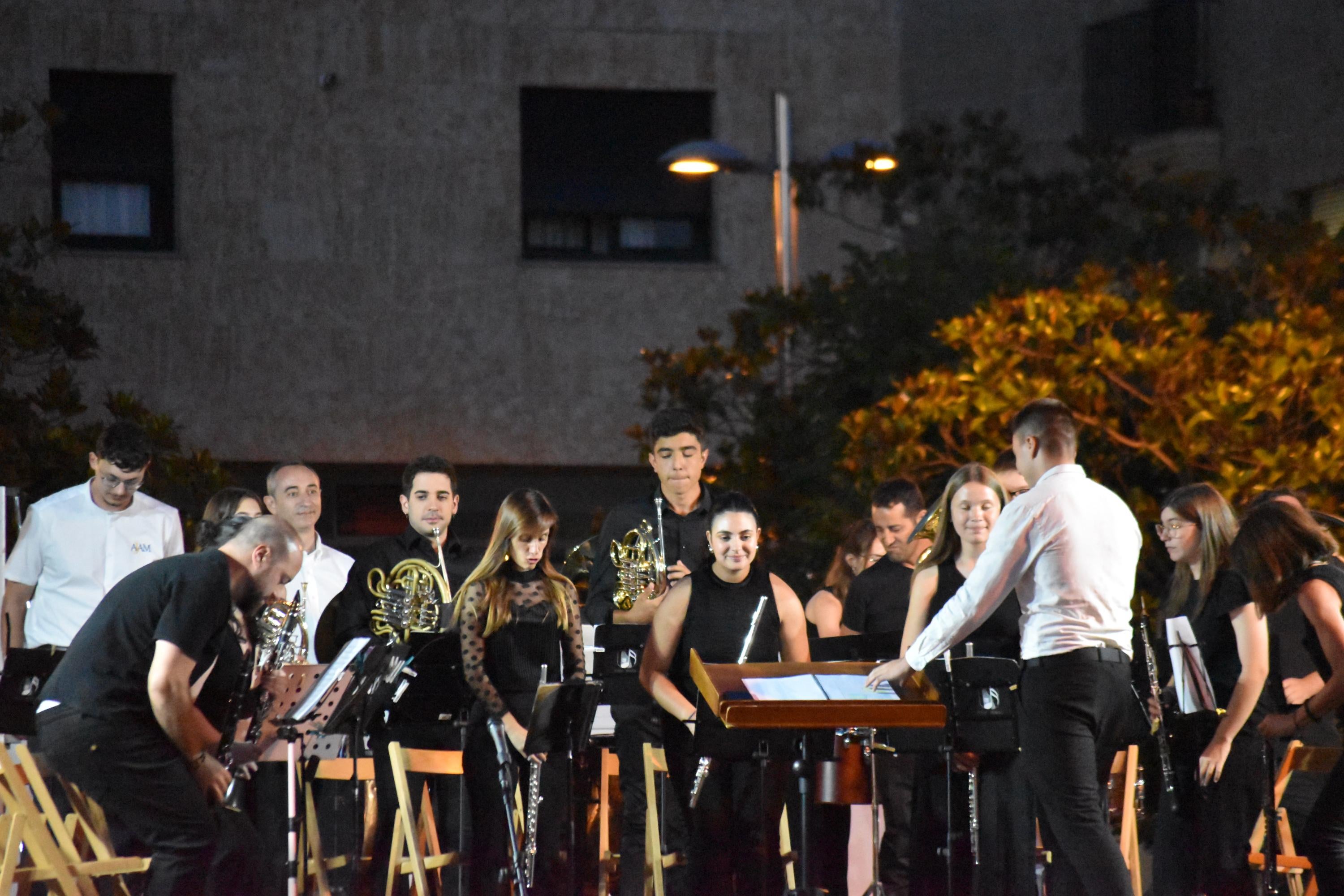 Villamayor vibra al ritmo de 100 músicos en sus 'Noches de verano'