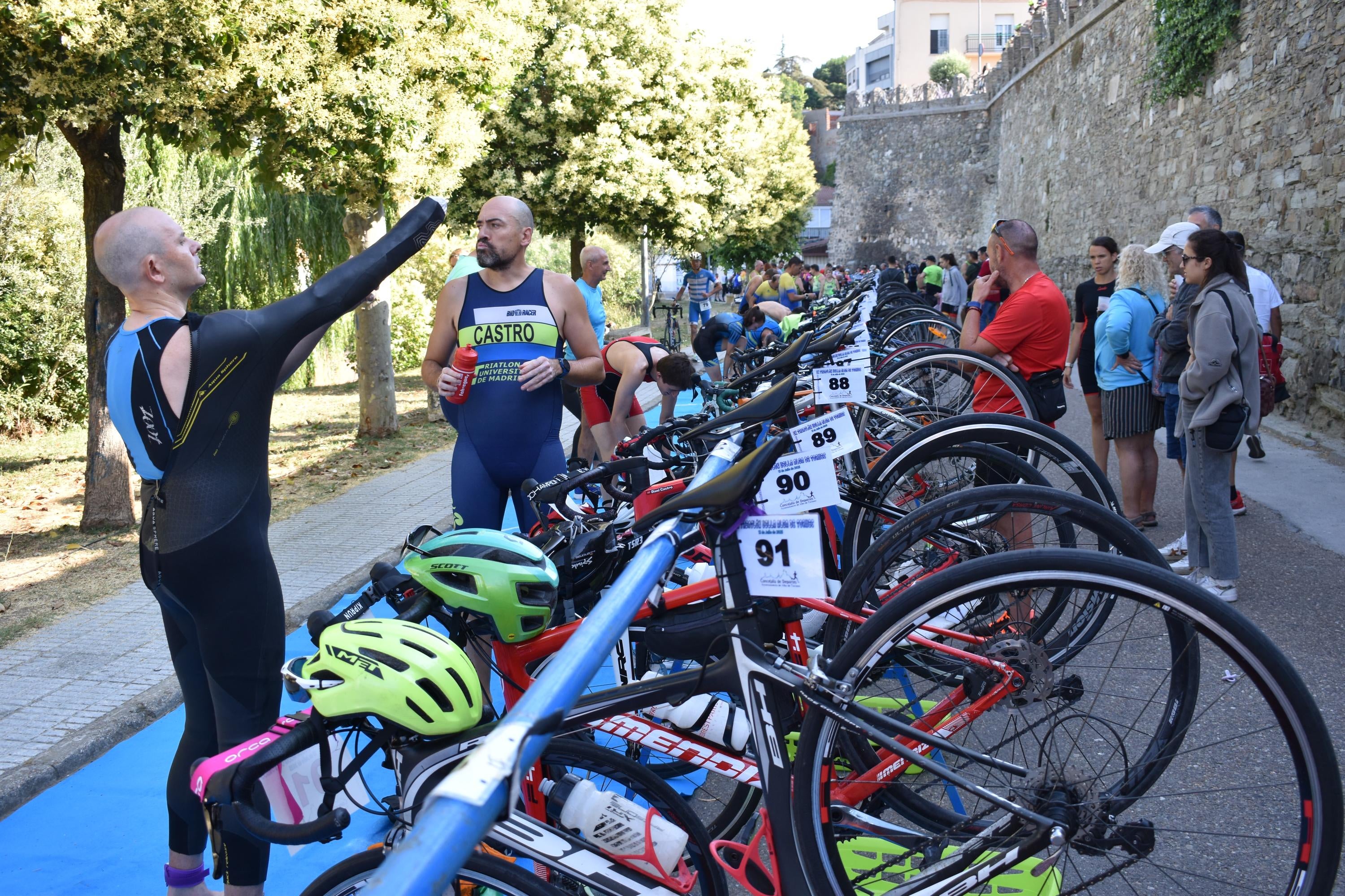Pablo Herrero y Ester Rodríguez terminan los primeros en el triatlón de Alba de Tormes