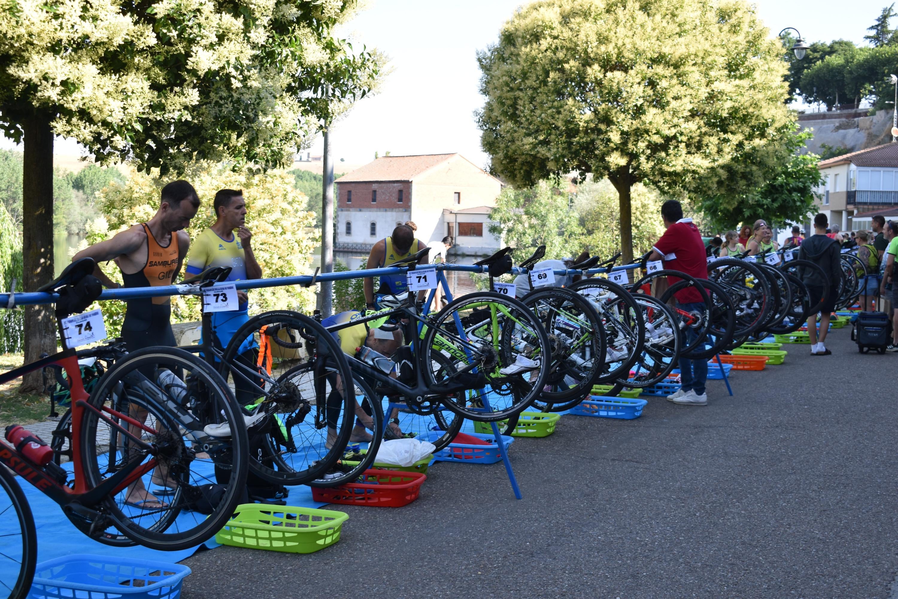 Pablo Herrero y Ester Rodríguez terminan los primeros en el triatlón de Alba de Tormes