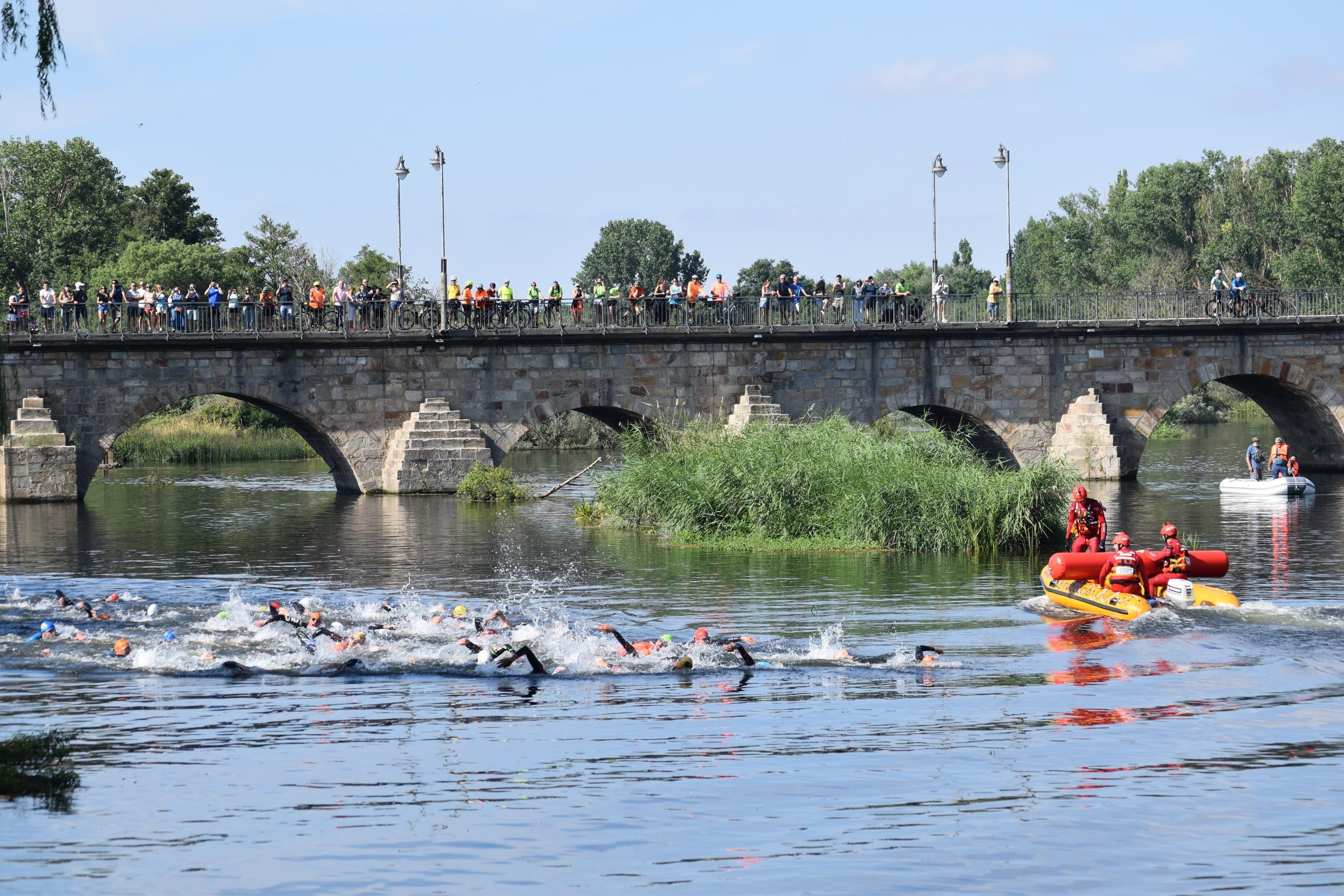 Pablo Herrero y Ester Rodríguez terminan los primeros en el triatlón de Alba de Tormes