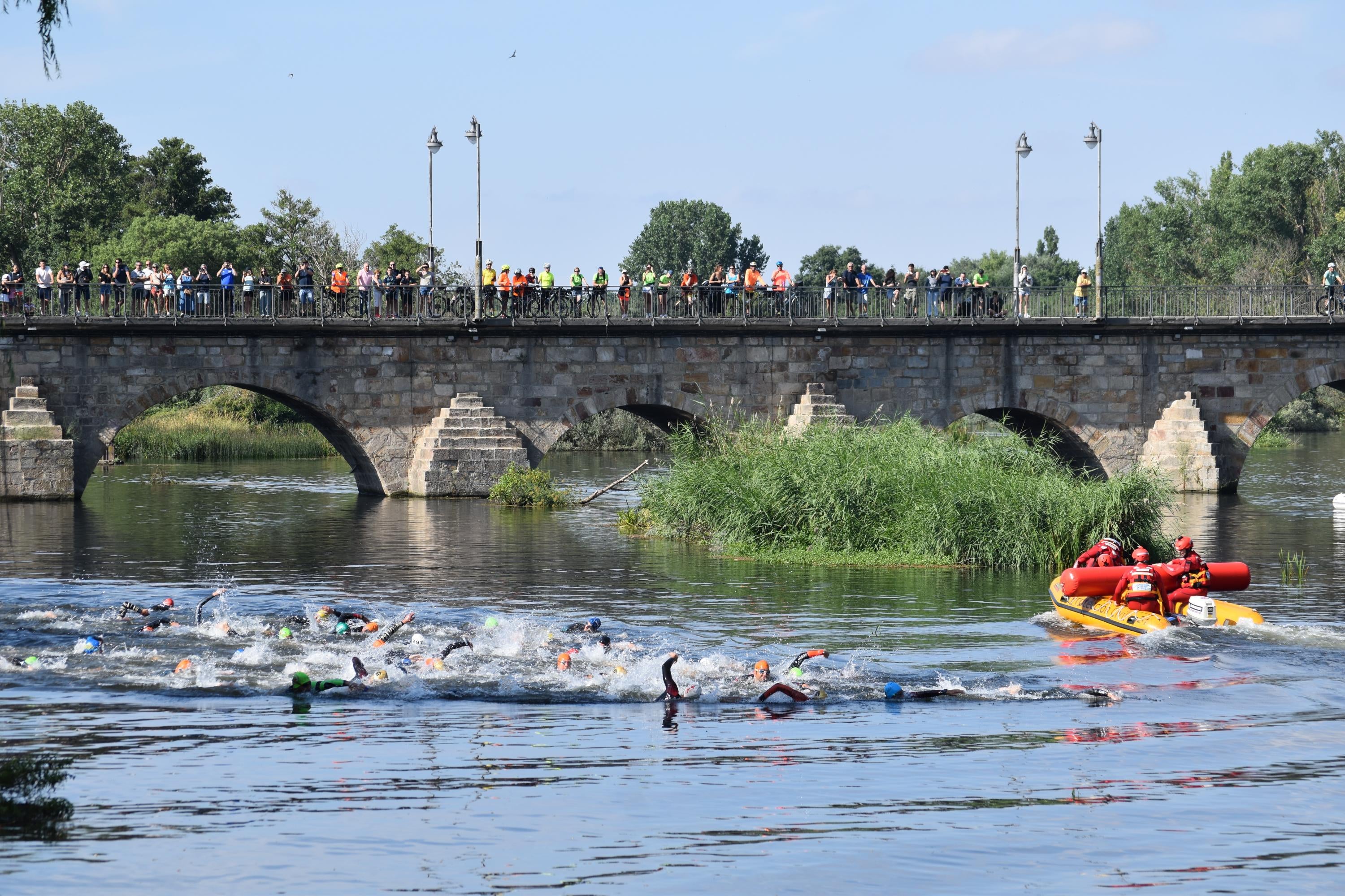 Pablo Herrero y Ester Rodríguez terminan los primeros en el triatlón de Alba de Tormes