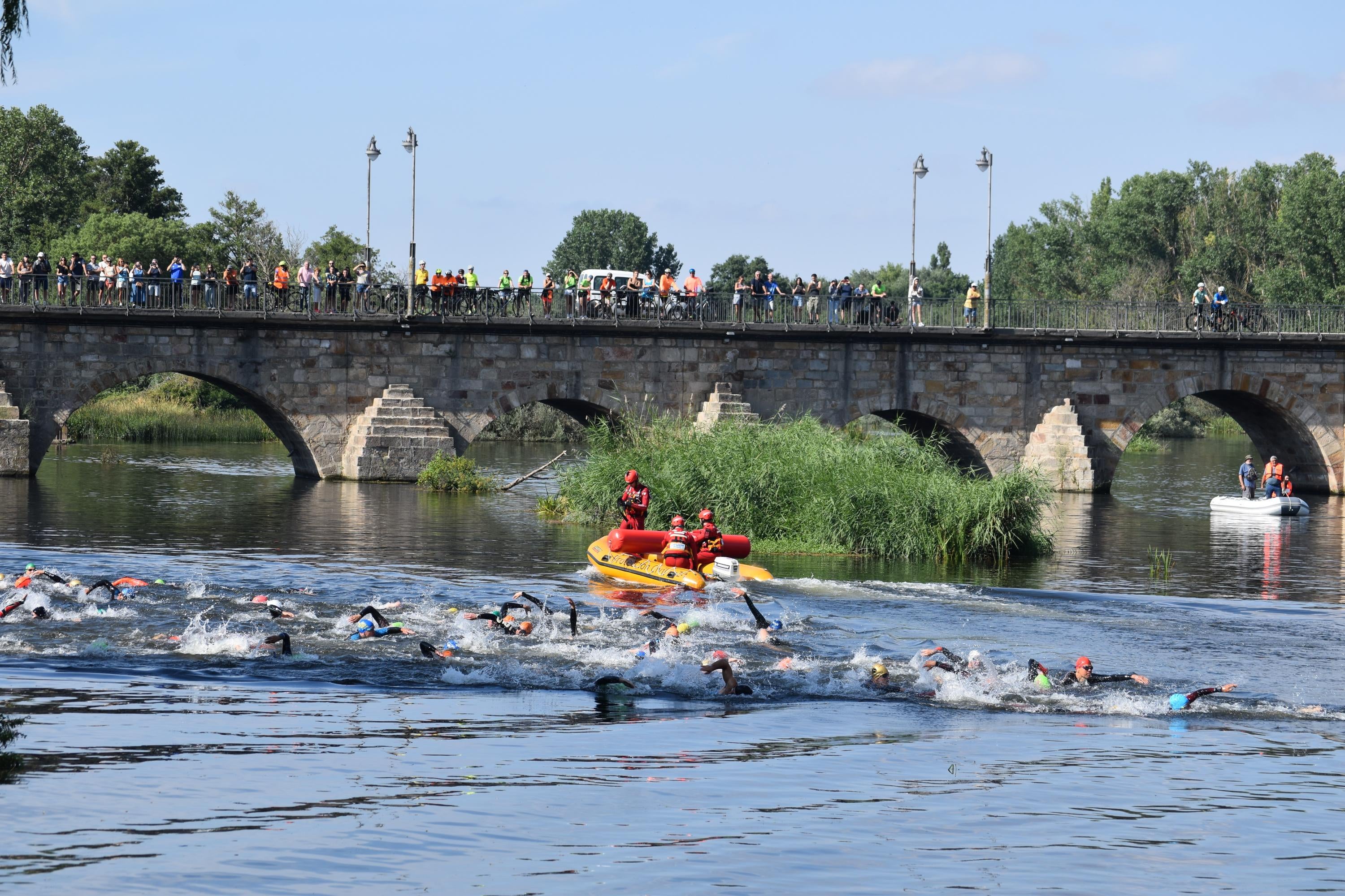 Pablo Herrero y Ester Rodríguez terminan los primeros en el triatlón de Alba de Tormes