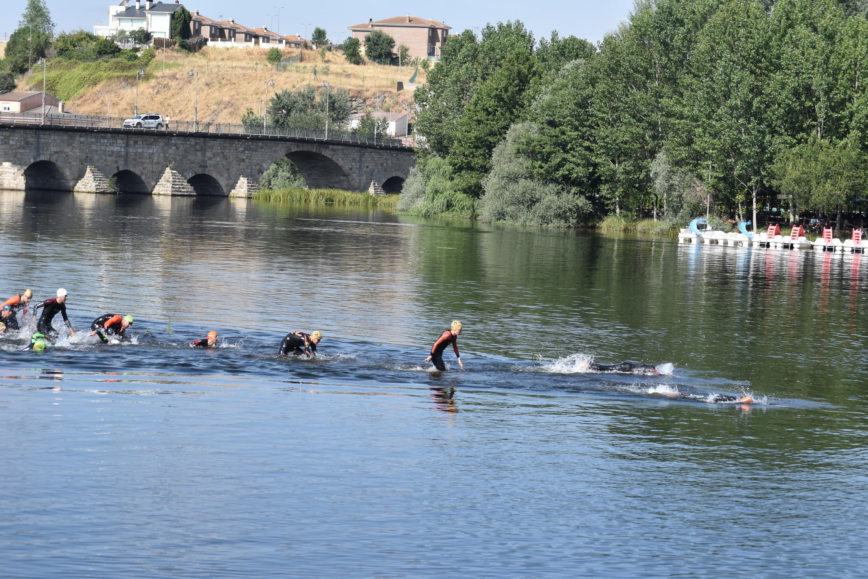 Pablo Herrero y Ester Rodríguez terminan los primeros en el triatlón de Alba de Tormes
