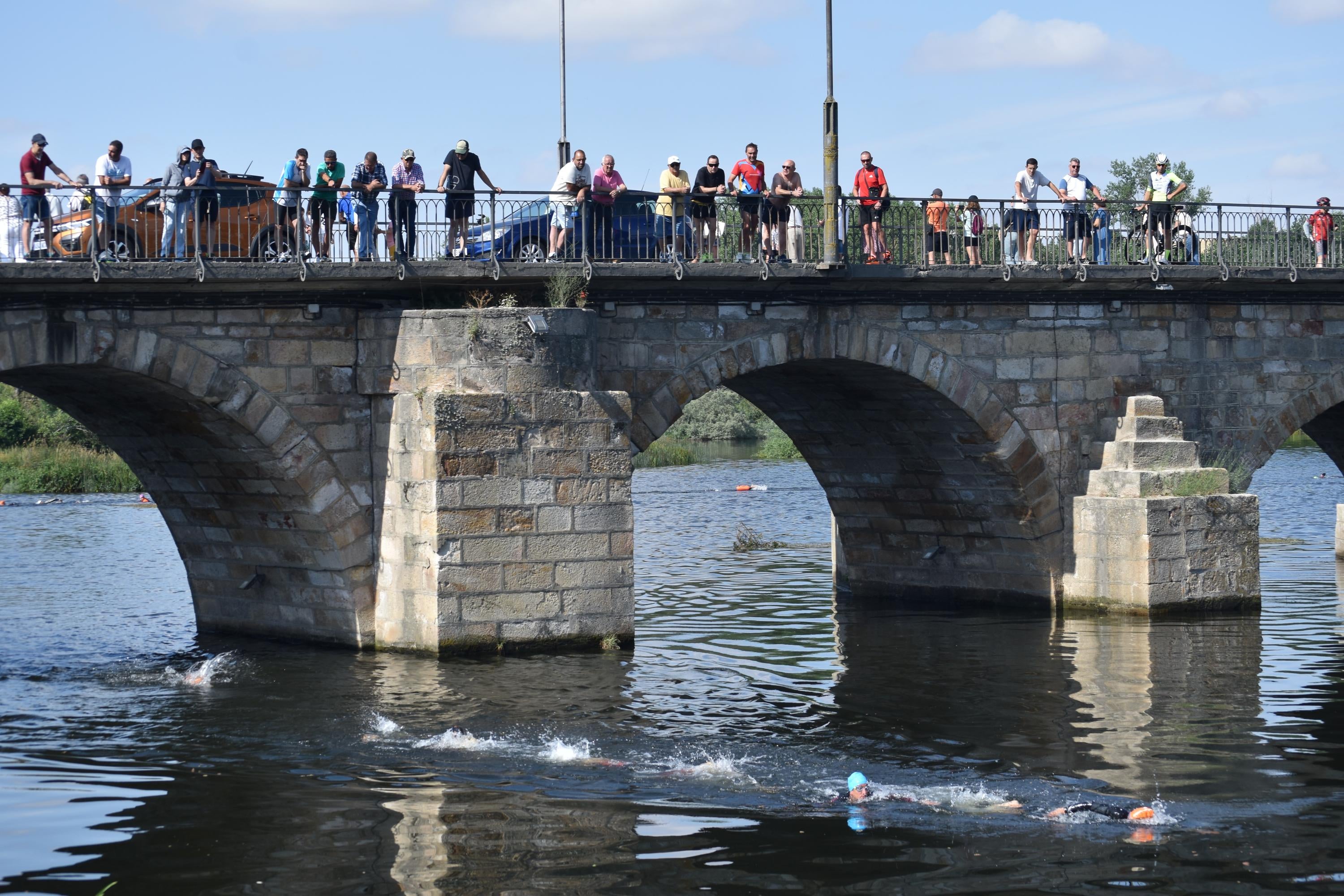 Pablo Herrero y Ester Rodríguez terminan los primeros en el triatlón de Alba de Tormes