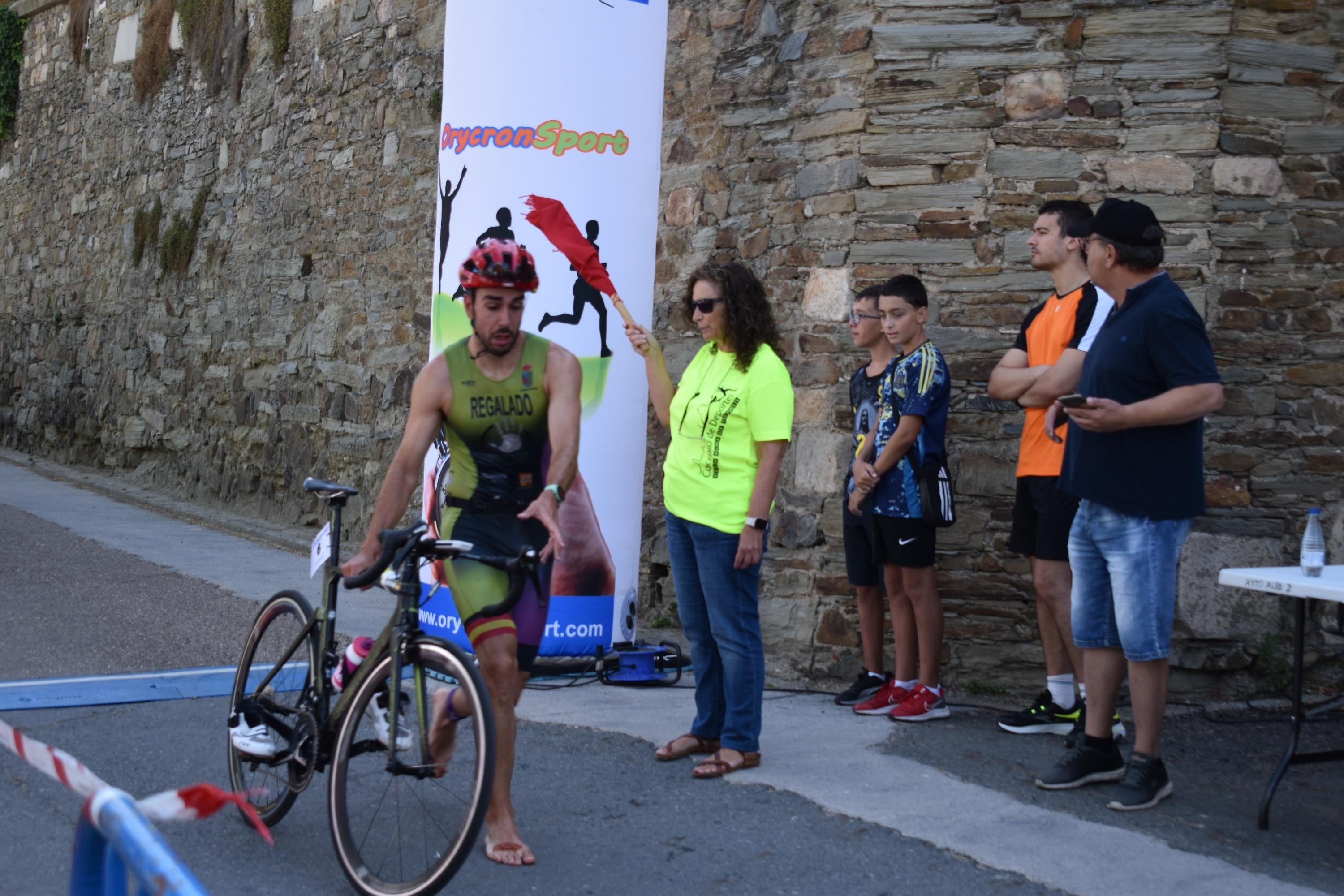 Pablo Herrero y Ester Rodríguez terminan los primeros en el triatlón de Alba de Tormes