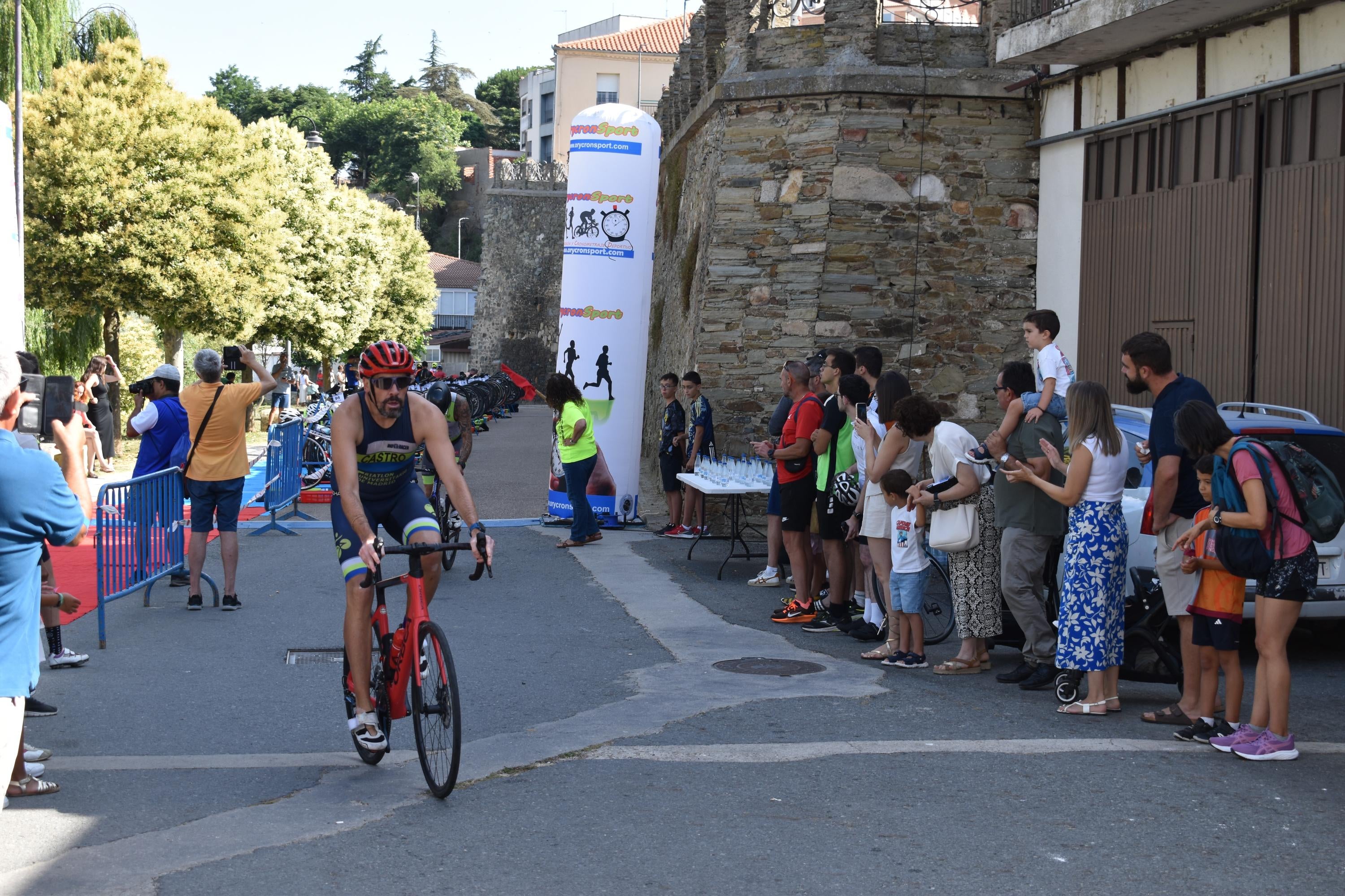 Pablo Herrero y Ester Rodríguez terminan los primeros en el triatlón de Alba de Tormes