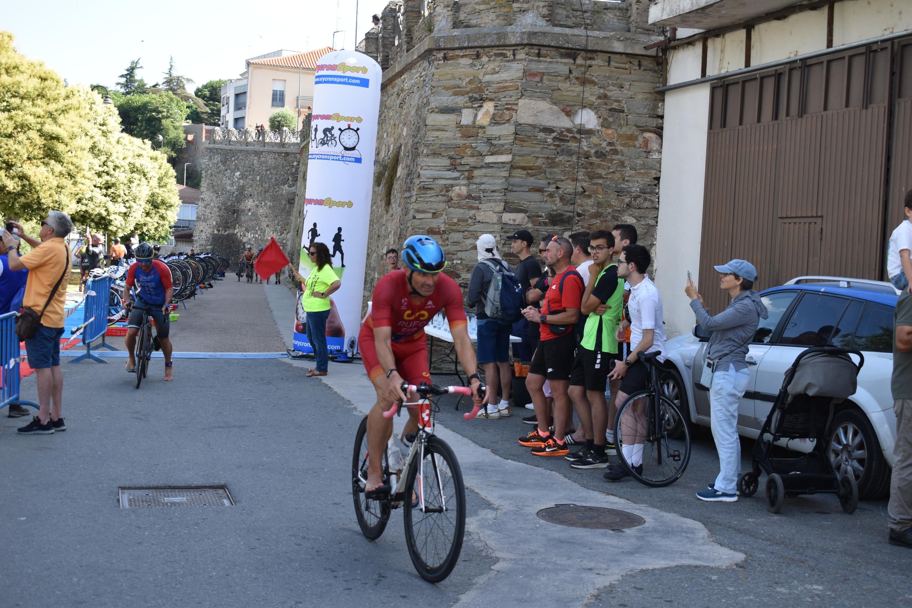 Pablo Herrero y Ester Rodríguez terminan los primeros en el triatlón de Alba de Tormes