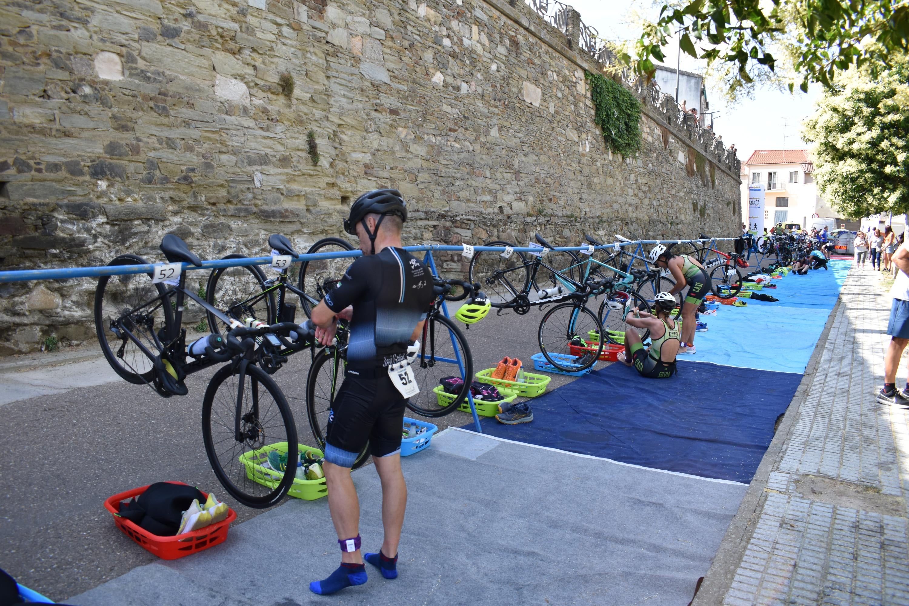 Pablo Herrero y Ester Rodríguez terminan los primeros en el triatlón de Alba de Tormes