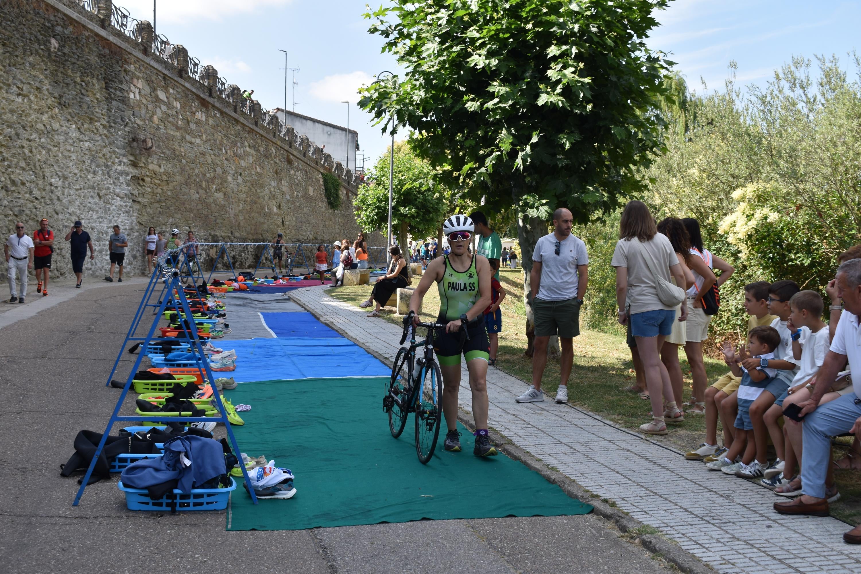 Pablo Herrero y Ester Rodríguez terminan los primeros en el triatlón de Alba de Tormes