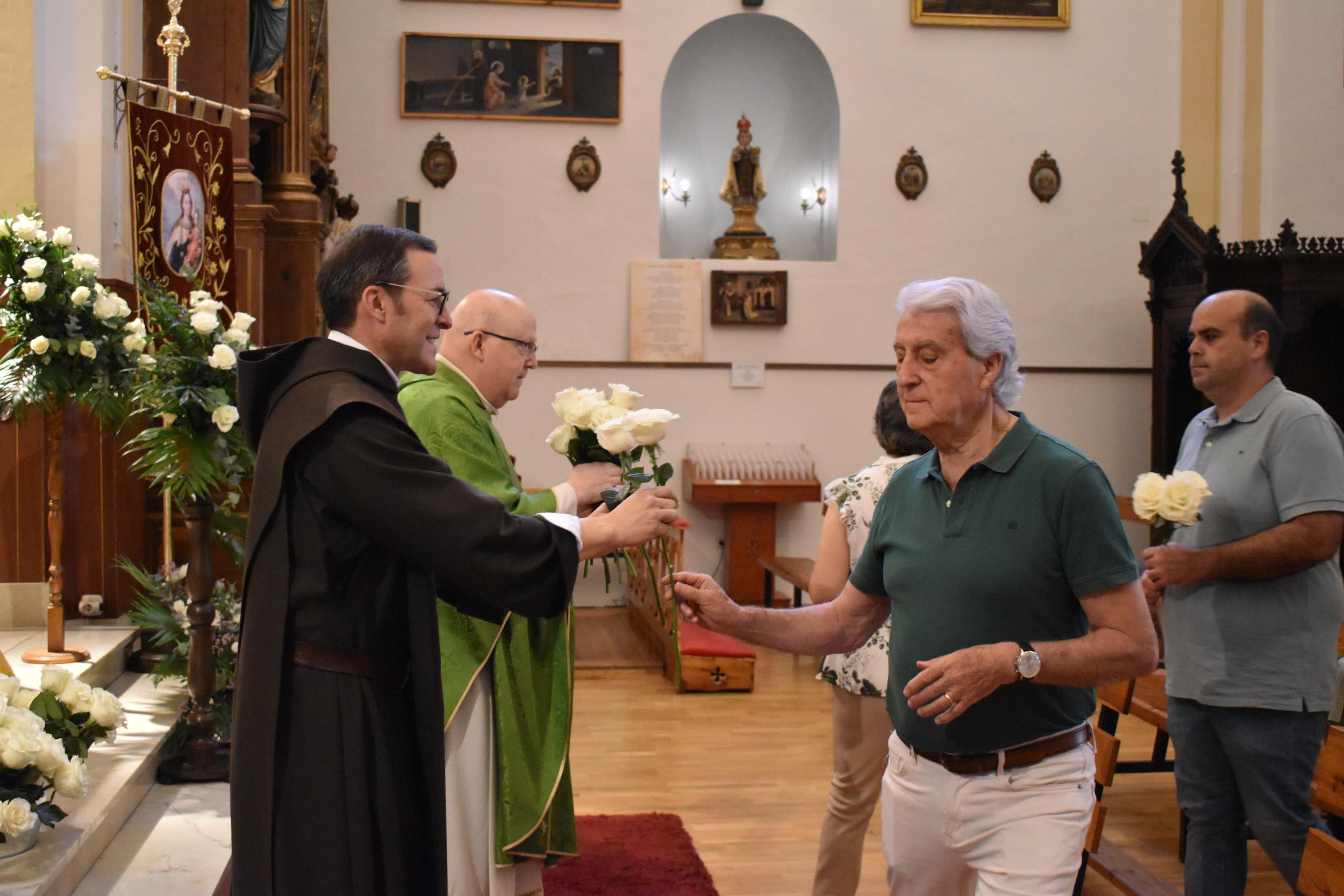 El regalo que llega a Alba de Tormes con mil rosas blancas para la Virgen del Carmen
