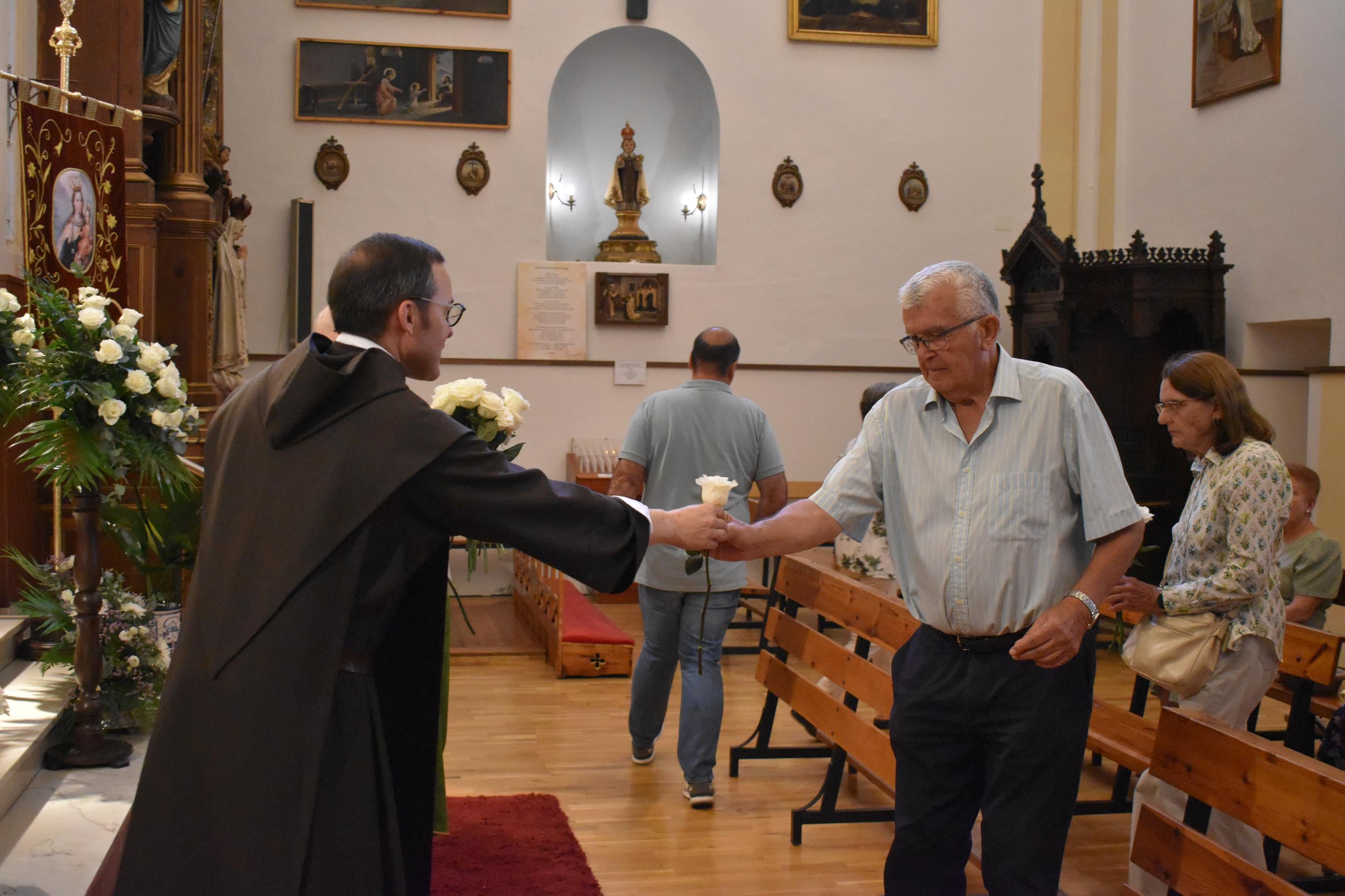 El regalo que llega a Alba de Tormes con mil rosas blancas para la Virgen del Carmen