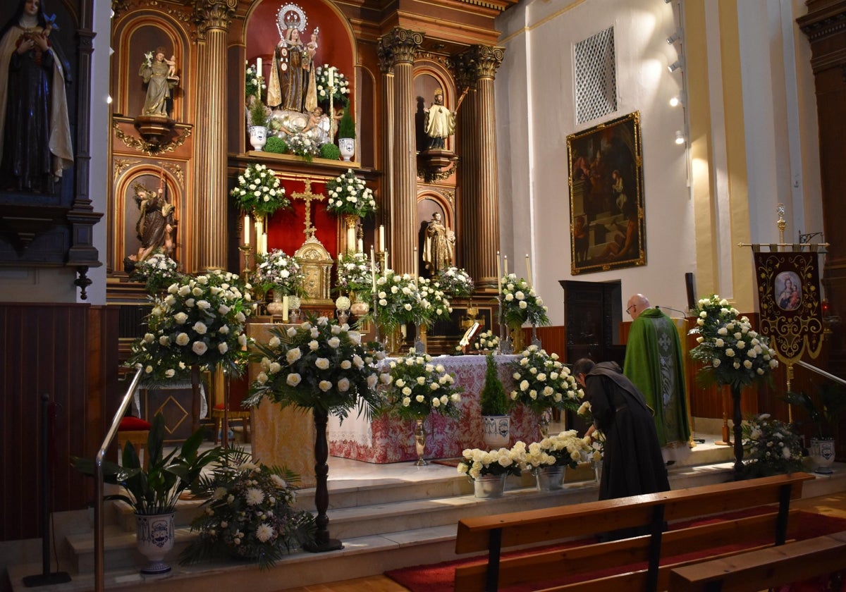 El regalo que llega a Alba de Tormes con mil rosas blancas para la Virgen del Carmen