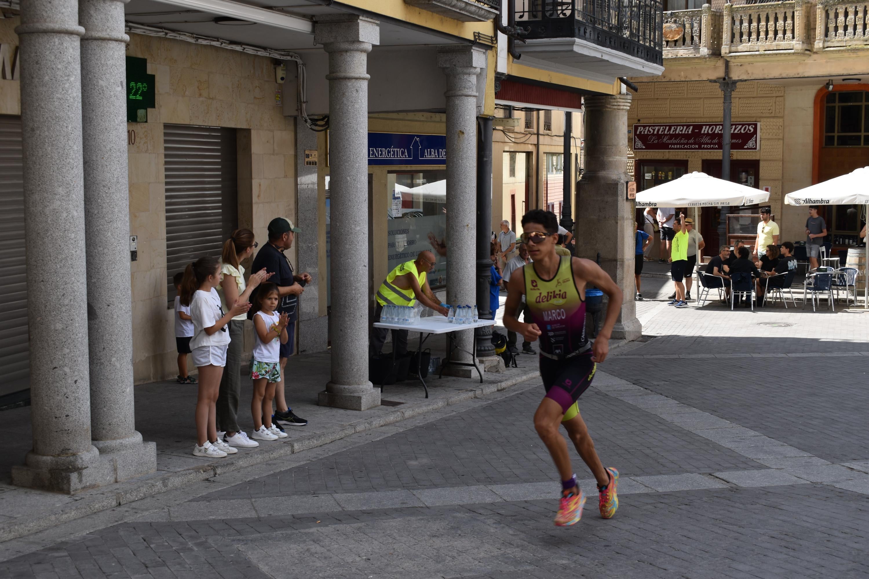 Pablo Herrero y Ester Rodríguez terminan los primeros en el triatlón de Alba de Tormes