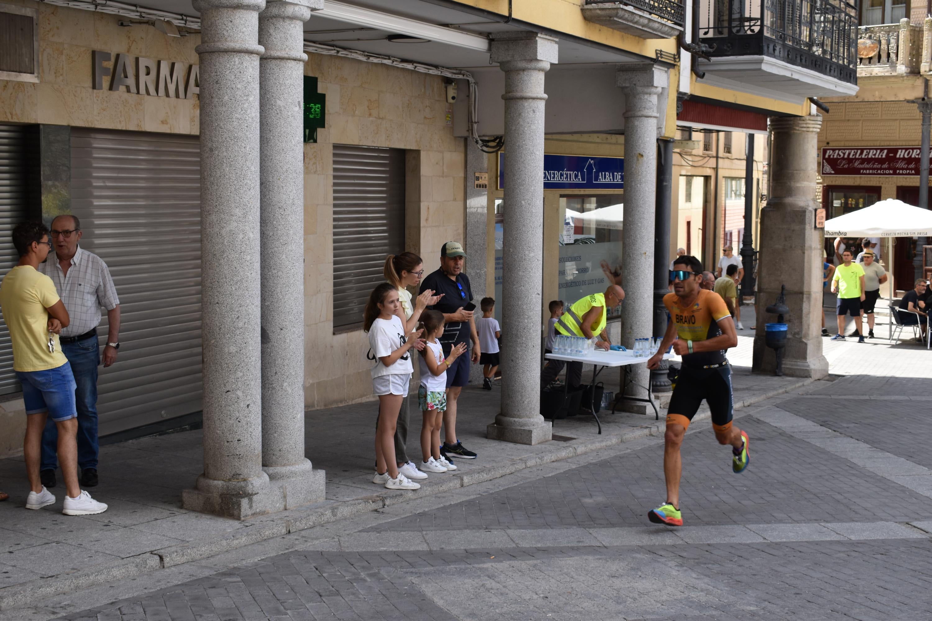 Pablo Herrero y Ester Rodríguez terminan los primeros en el triatlón de Alba de Tormes