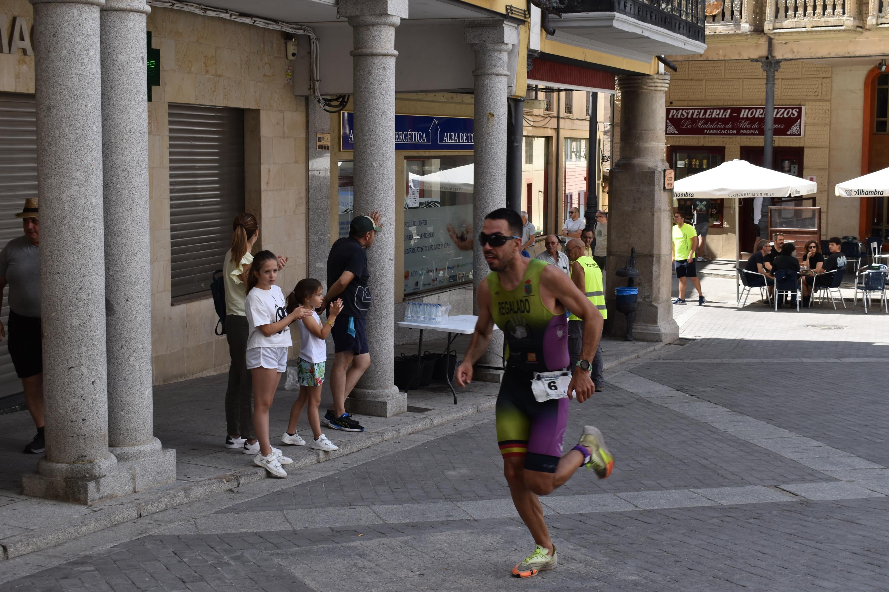 Pablo Herrero y Ester Rodríguez terminan los primeros en el triatlón de Alba de Tormes