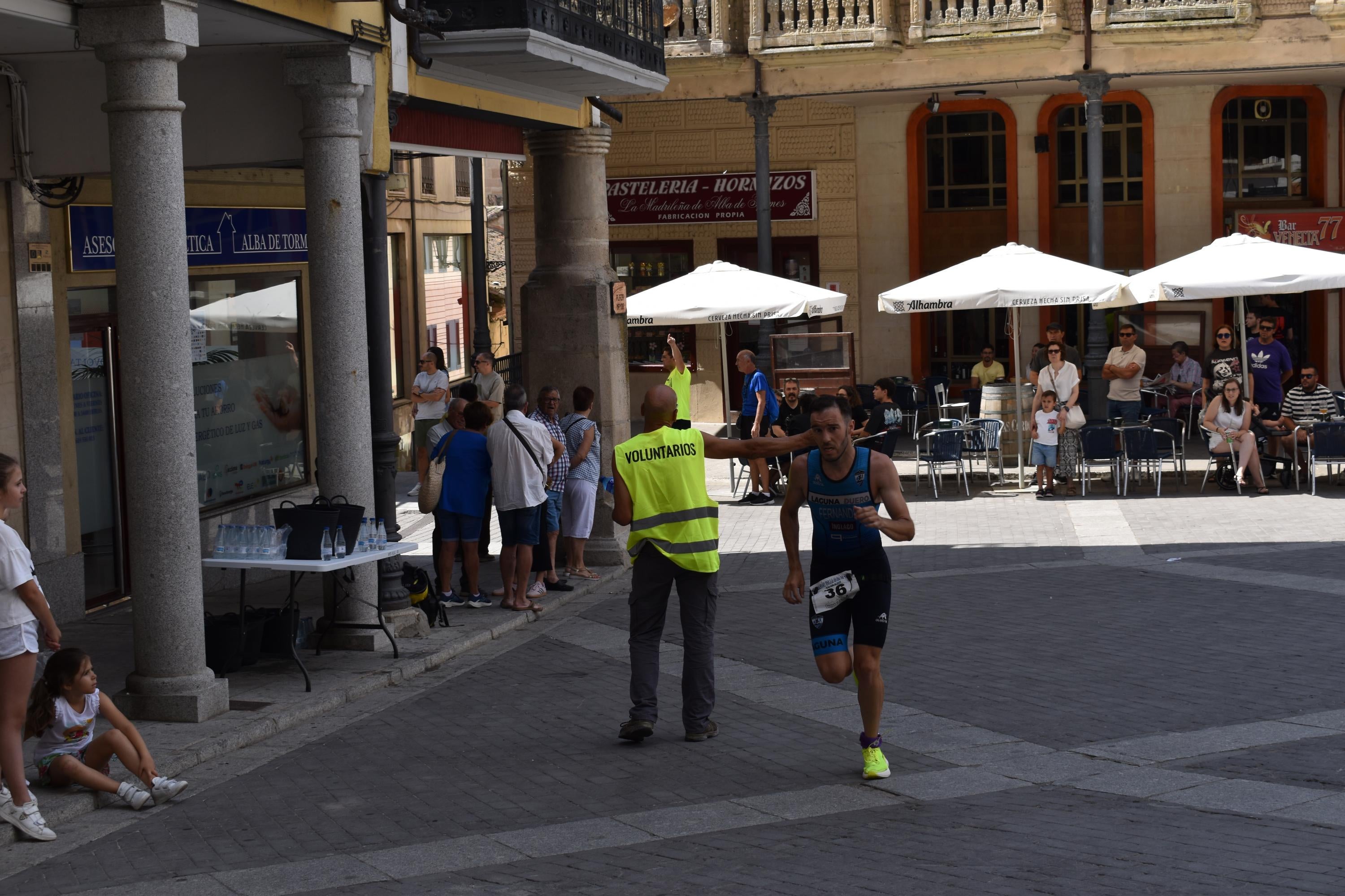 Pablo Herrero y Ester Rodríguez terminan los primeros en el triatlón de Alba de Tormes