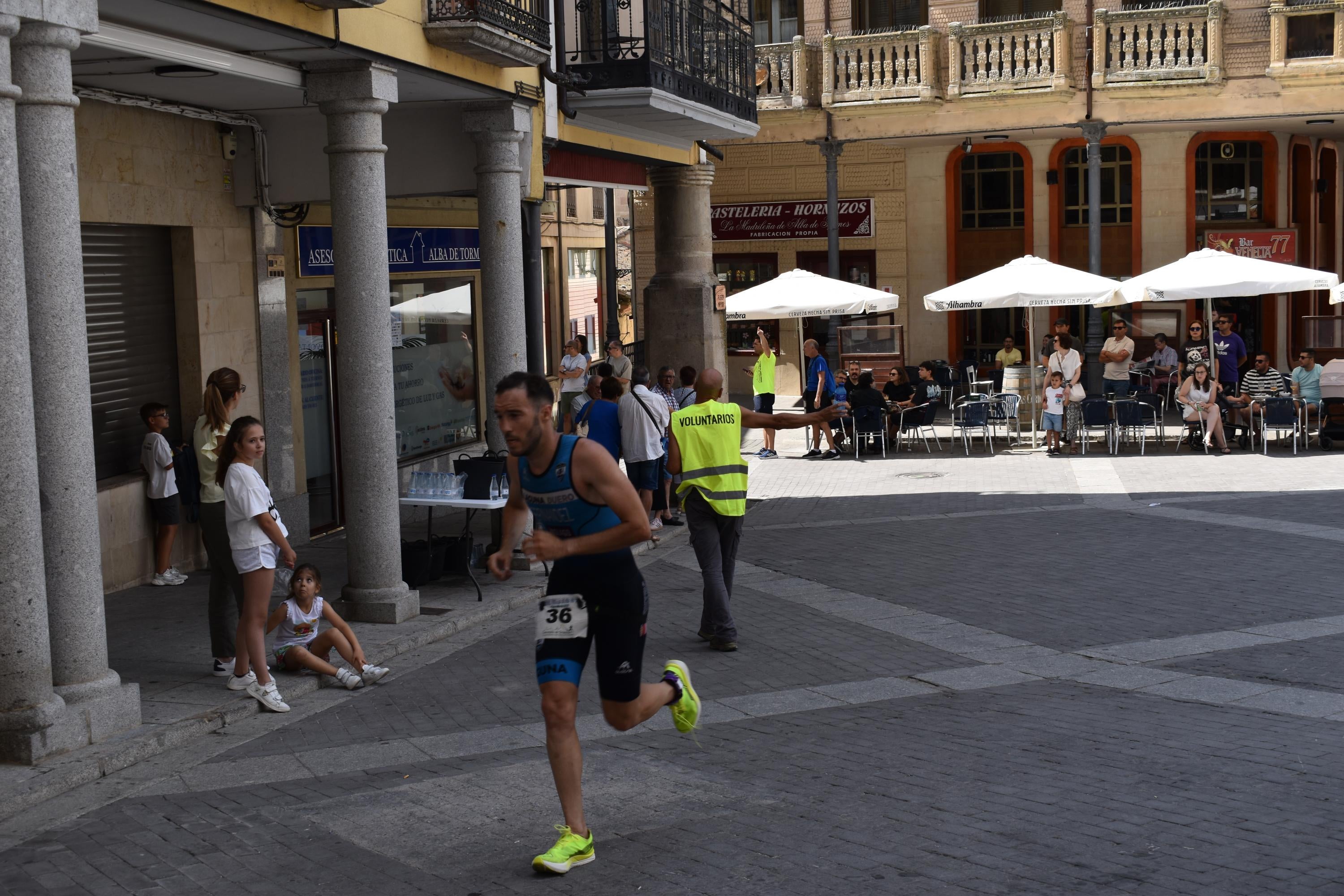Pablo Herrero y Ester Rodríguez terminan los primeros en el triatlón de Alba de Tormes