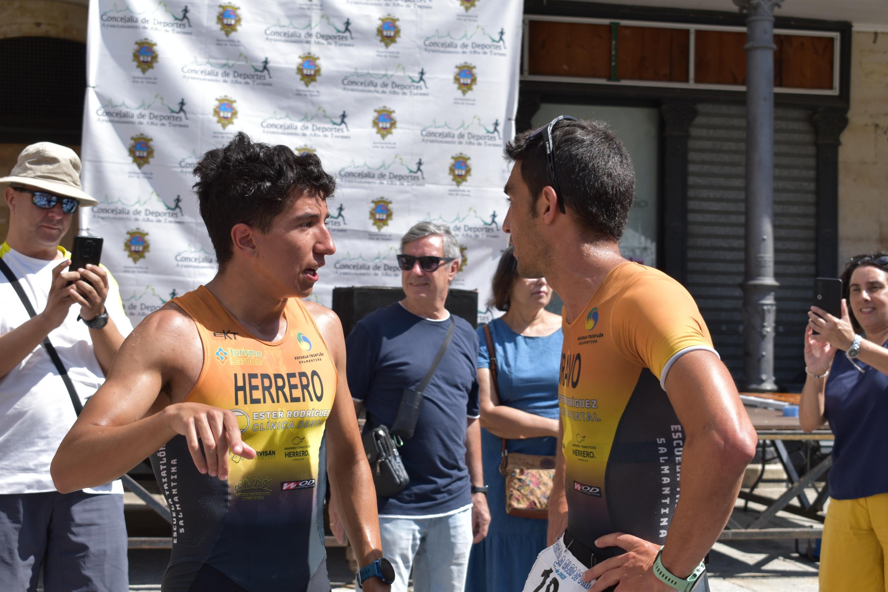 Pablo Herrero y Ester Rodríguez terminan los primeros en el triatlón de Alba de Tormes