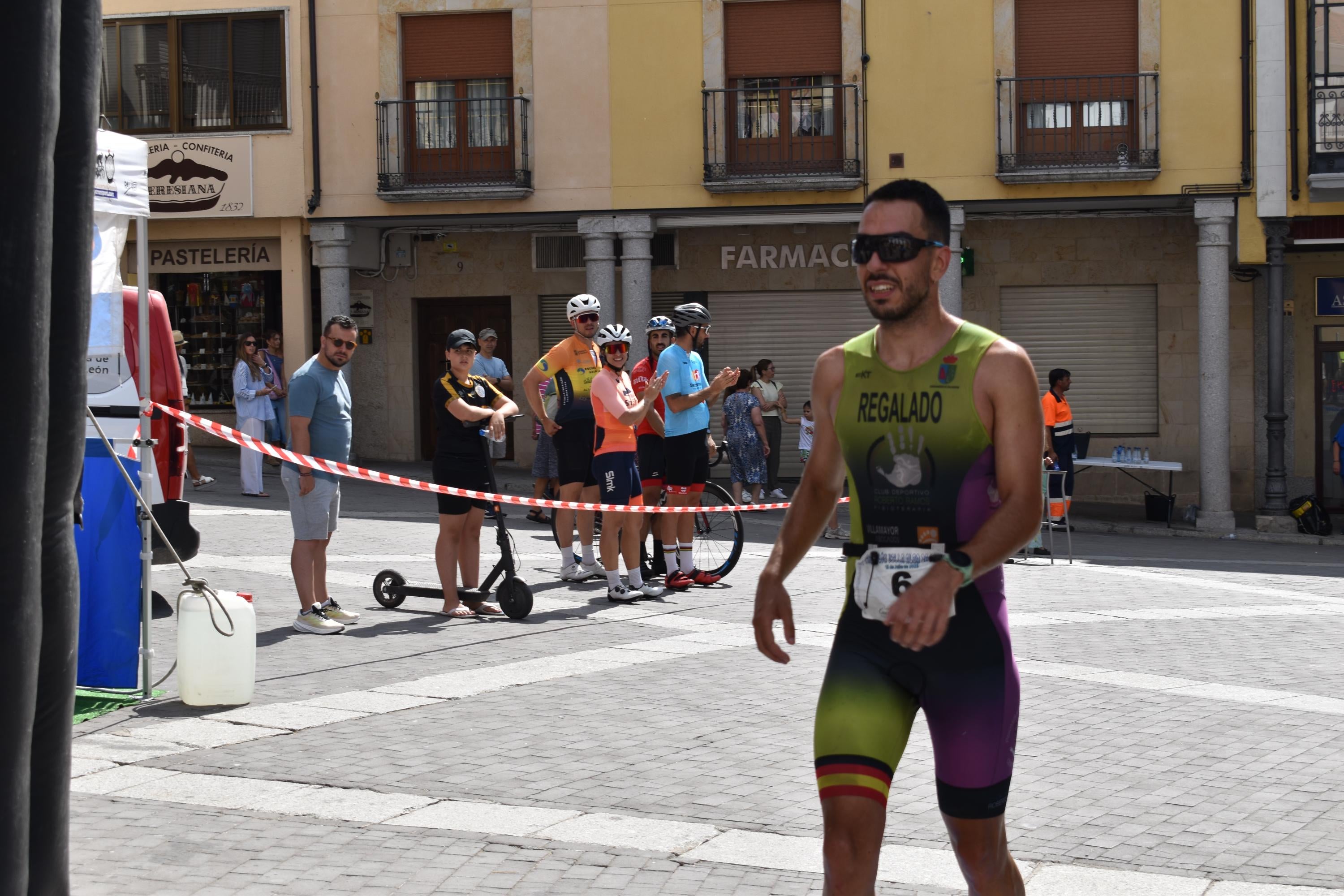 Pablo Herrero y Ester Rodríguez terminan los primeros en el triatlón de Alba de Tormes