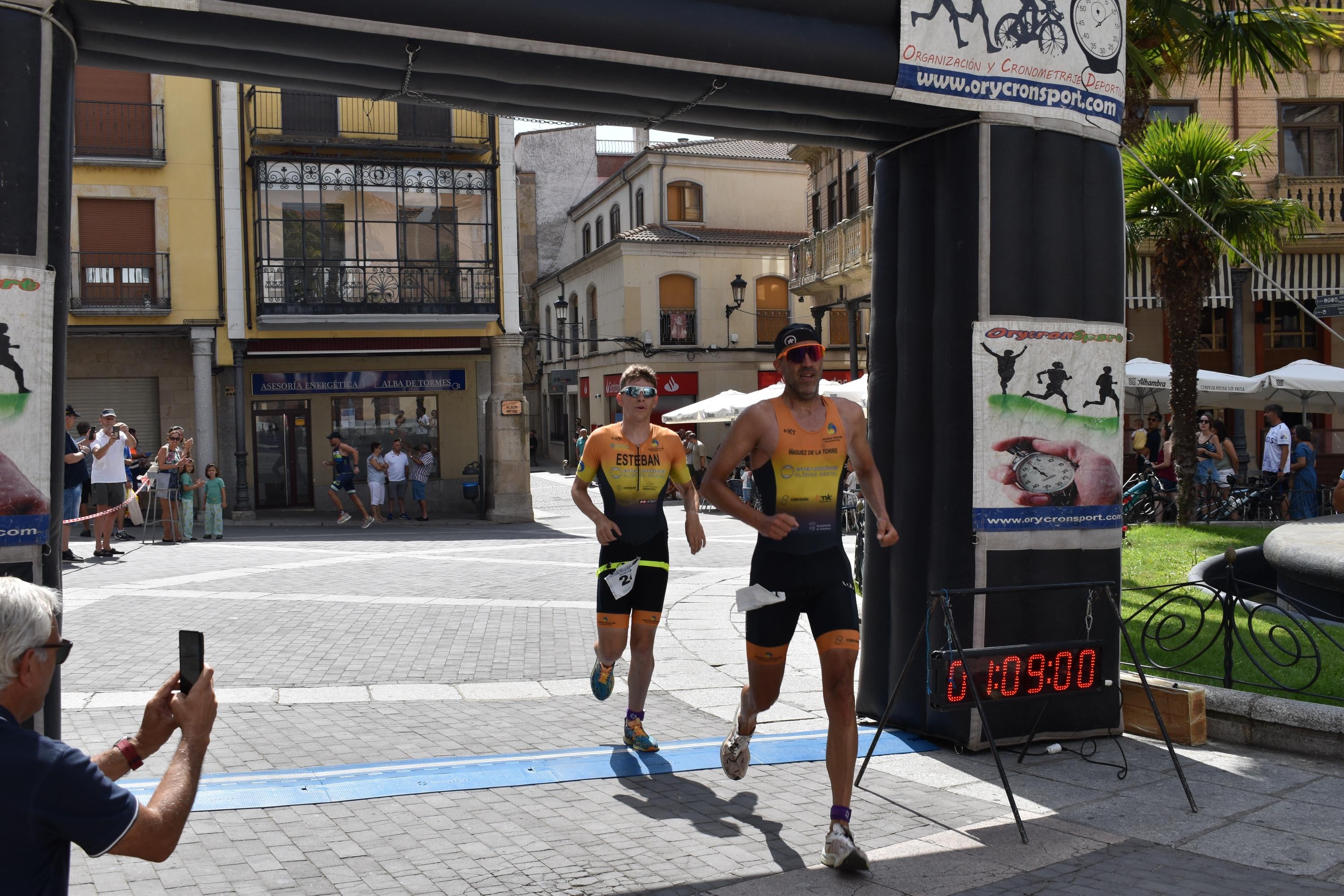 Pablo Herrero y Ester Rodríguez terminan los primeros en el triatlón de Alba de Tormes