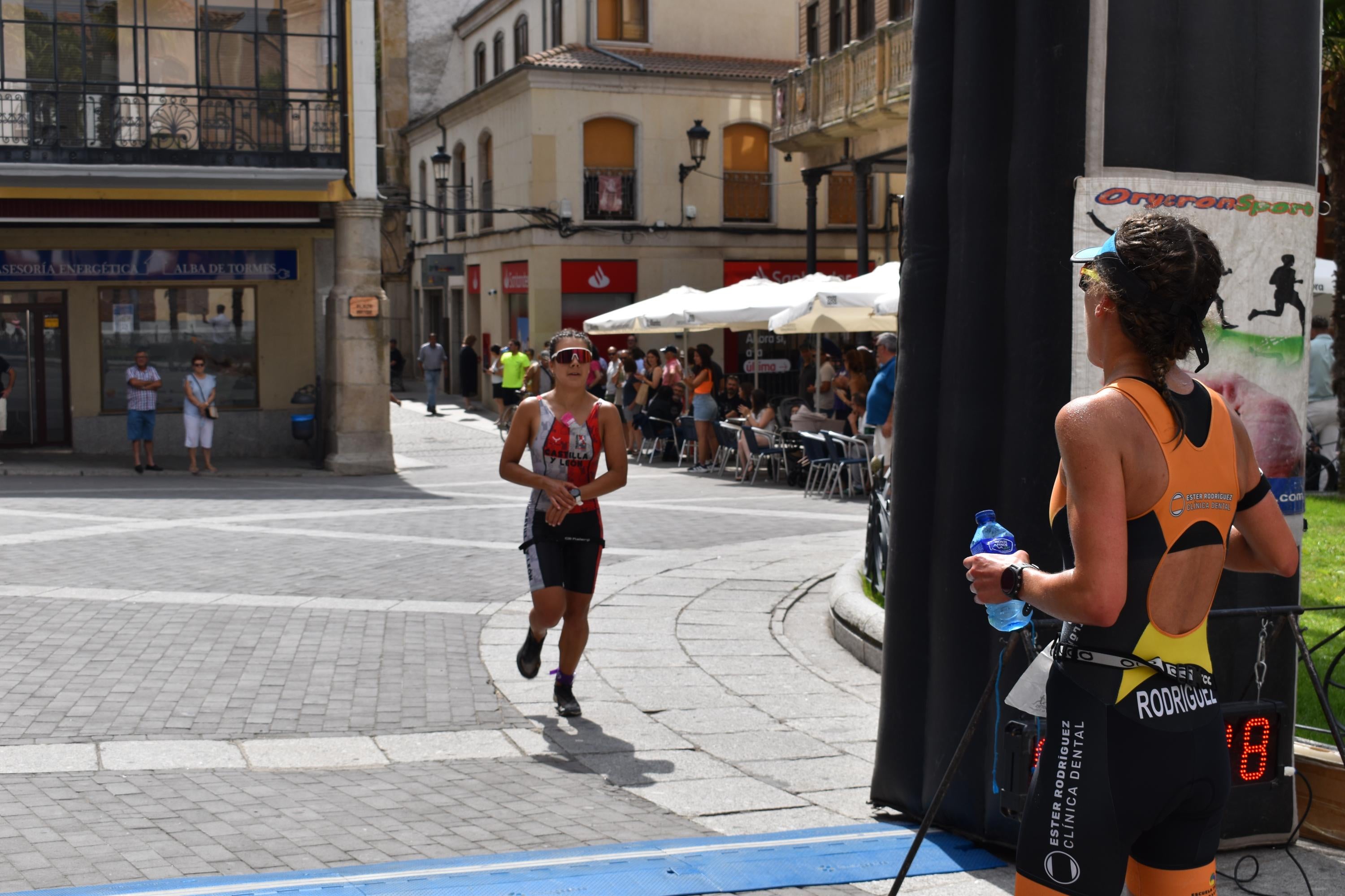 Pablo Herrero y Ester Rodríguez terminan los primeros en el triatlón de Alba de Tormes