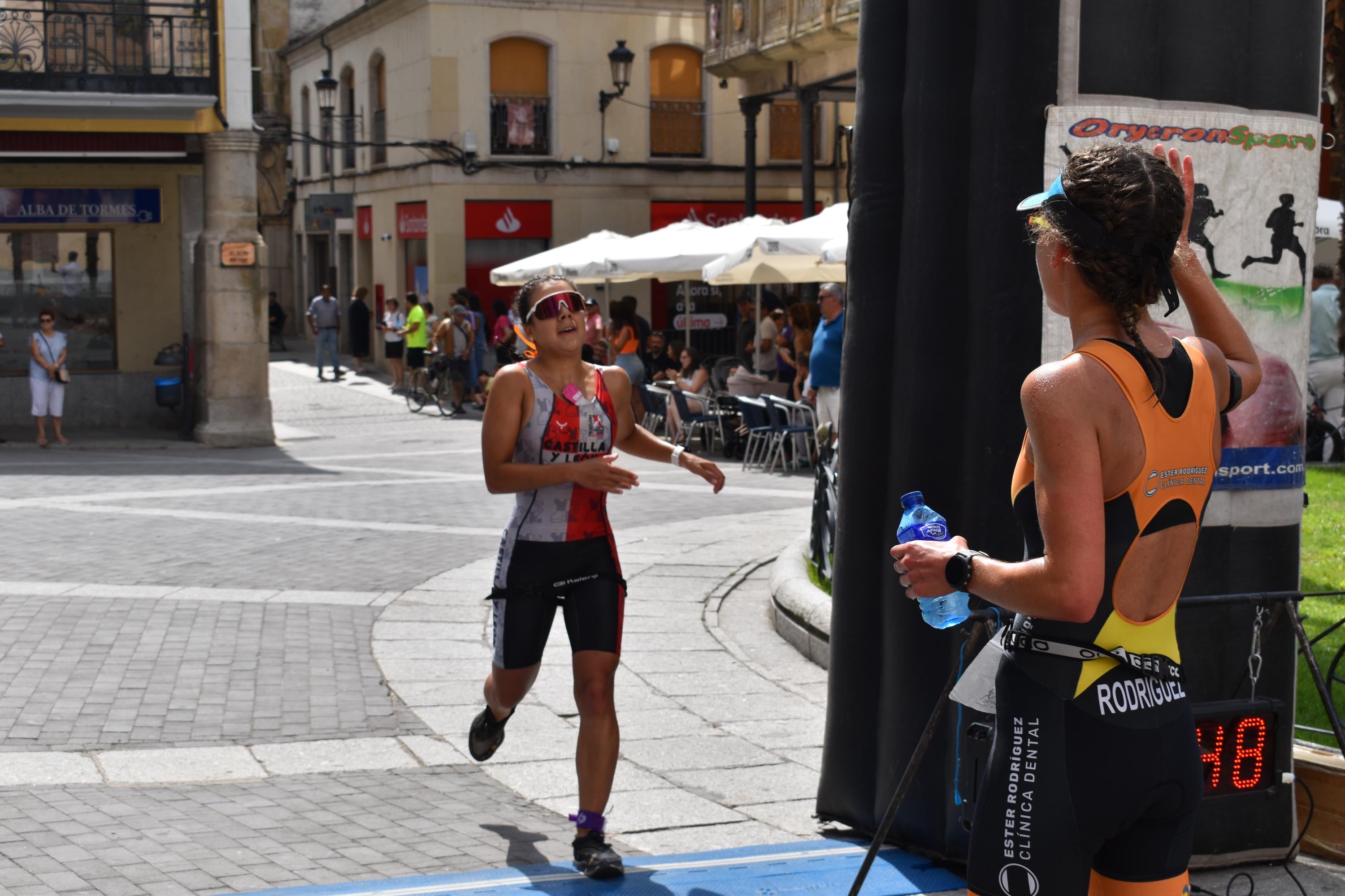 Pablo Herrero y Ester Rodríguez terminan los primeros en el triatlón de Alba de Tormes