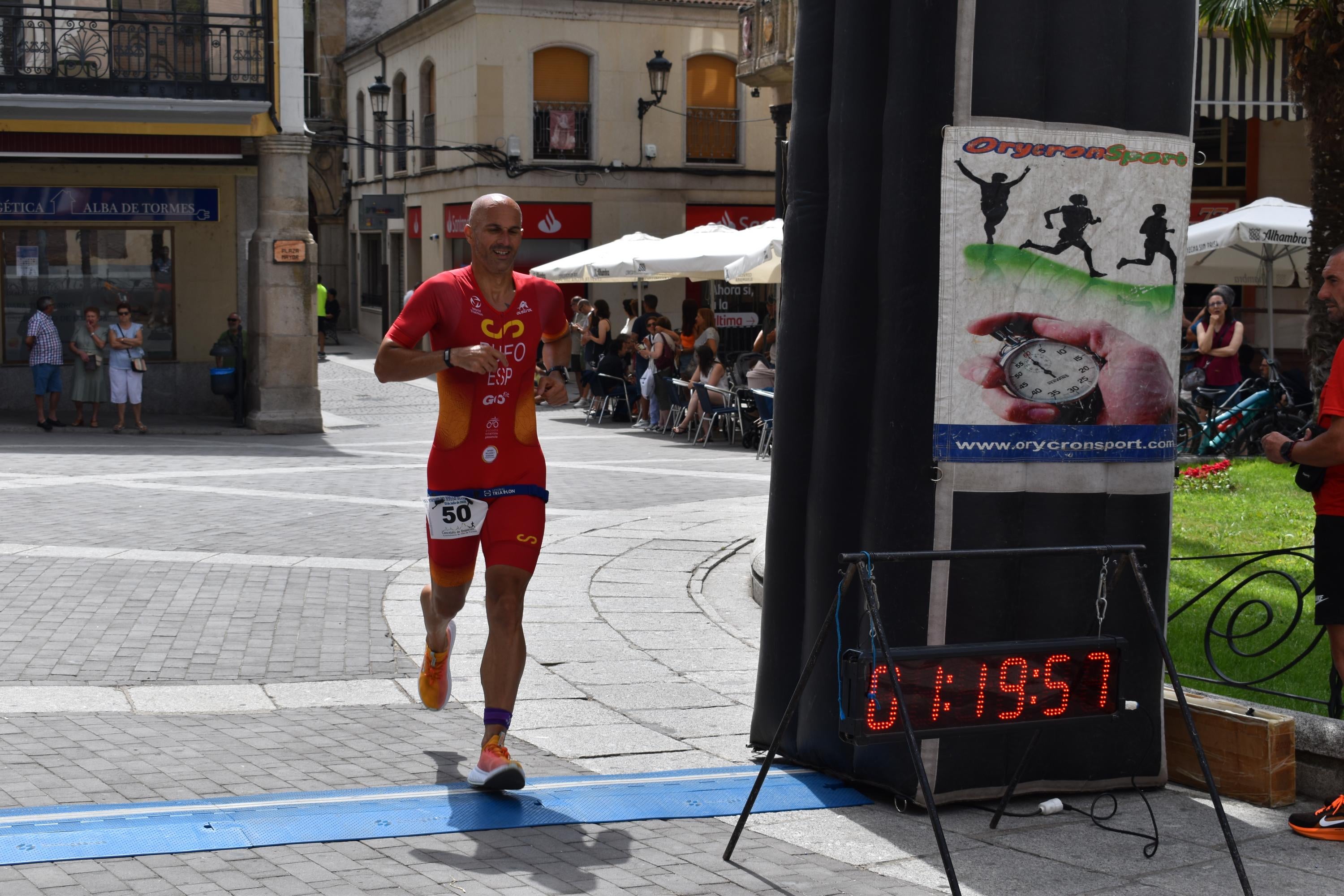 Pablo Herrero y Ester Rodríguez terminan los primeros en el triatlón de Alba de Tormes