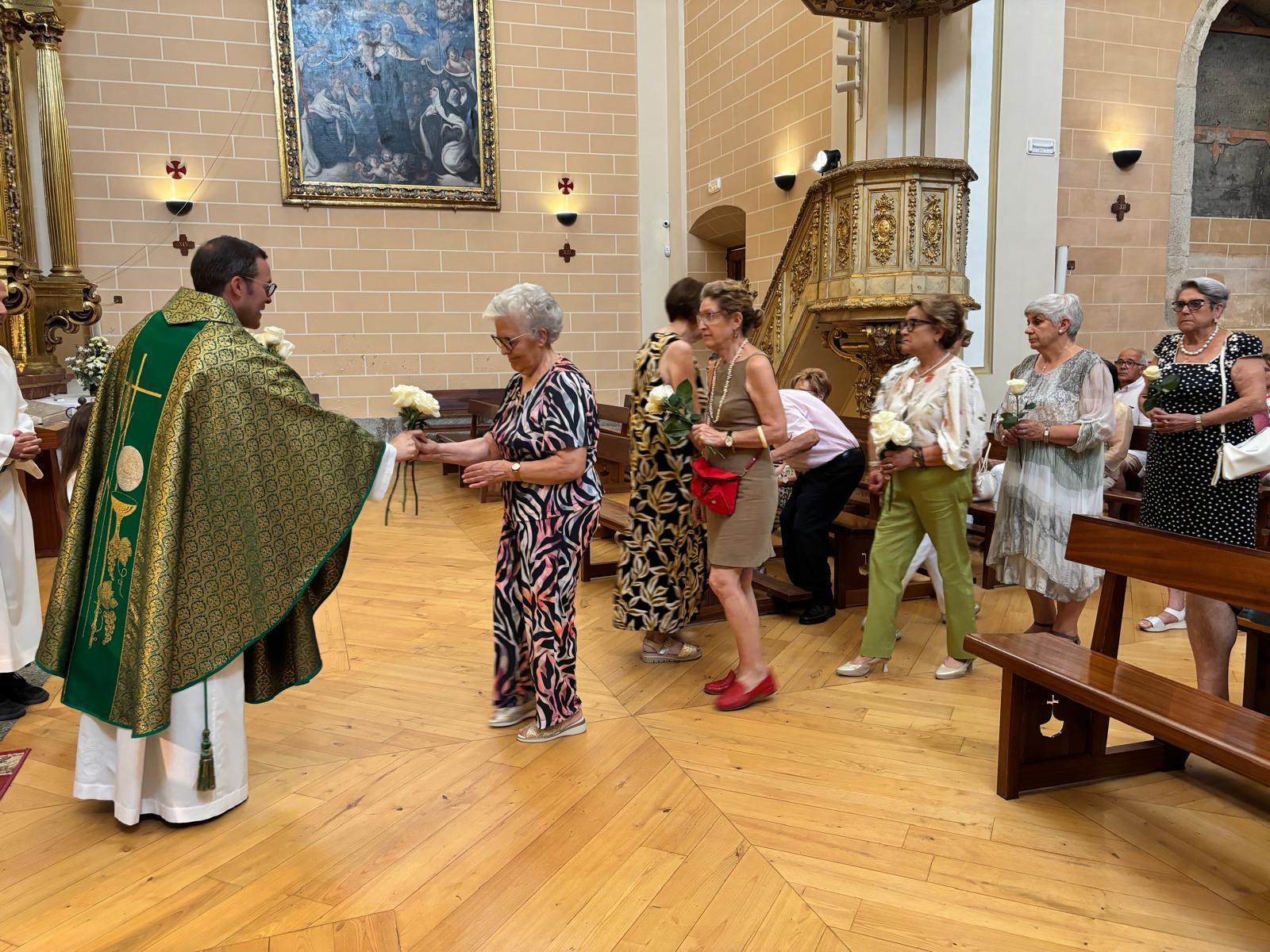 El regalo que llega a Alba de Tormes con mil rosas blancas para la Virgen del Carmen
