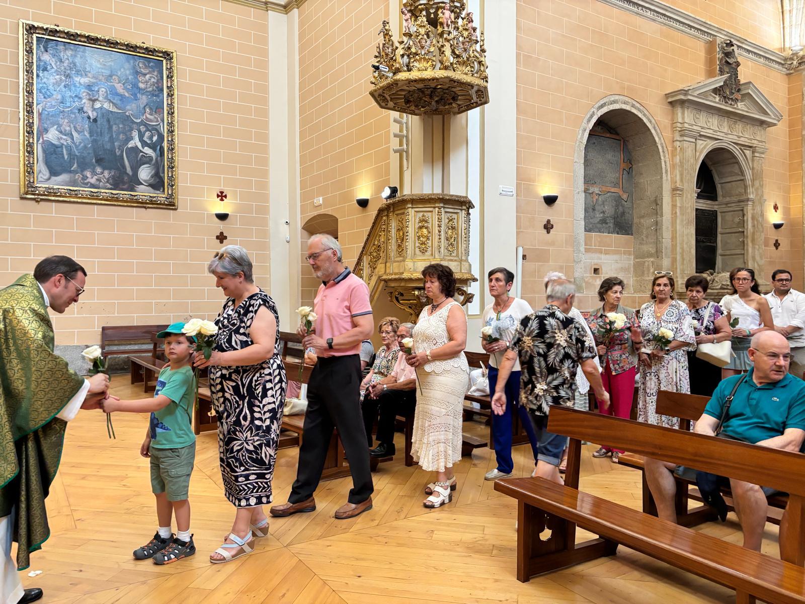 El regalo que llega a Alba de Tormes con mil rosas blancas para la Virgen del Carmen