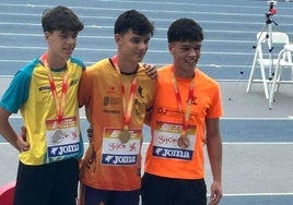Marcos Moro (izquierda), junto a Rubén Rozalén y Mateo Garrido.