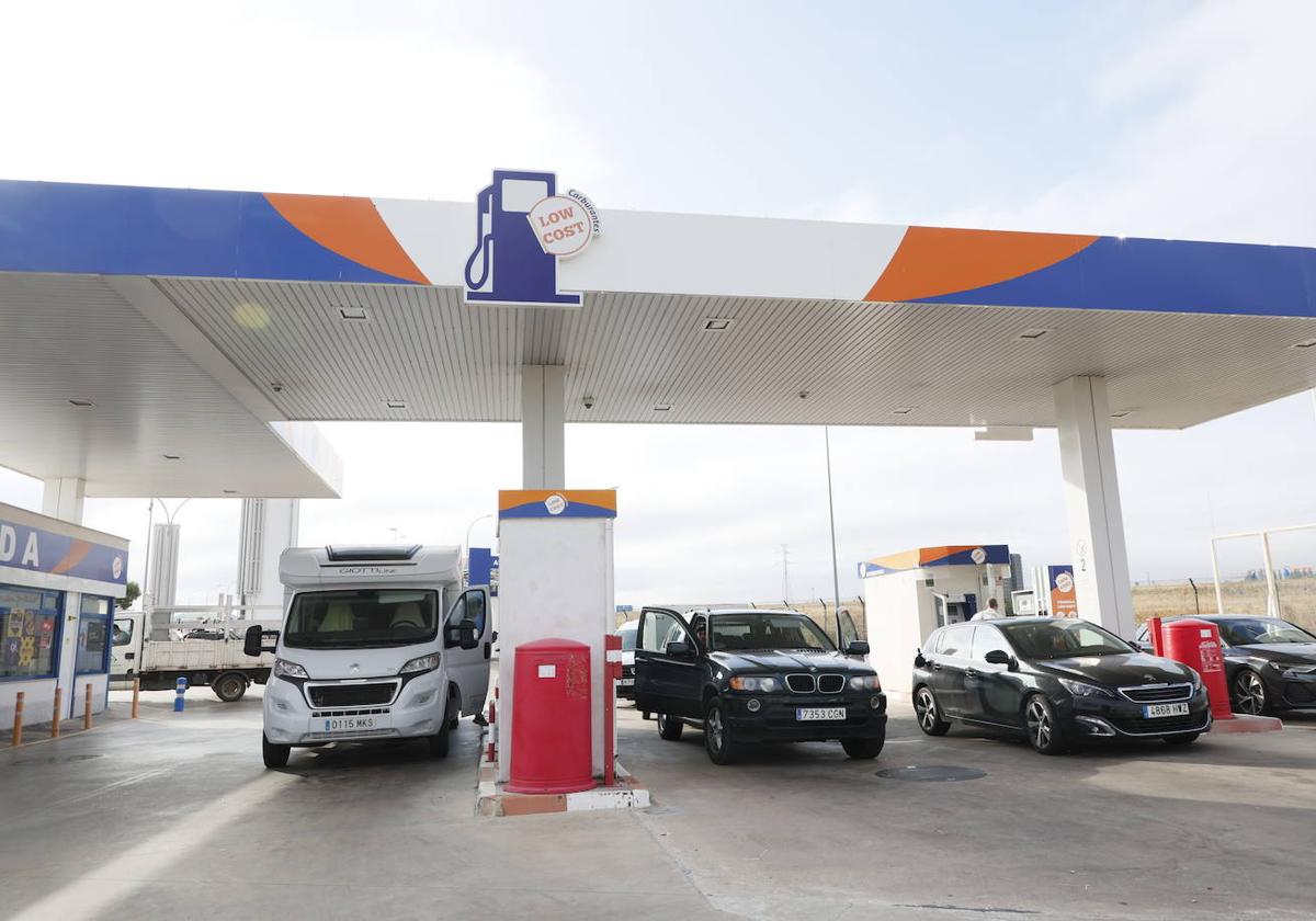 Varios coches, repostando en la gasolinera 'low cost' ubicada junto al Centro de Transportes.
