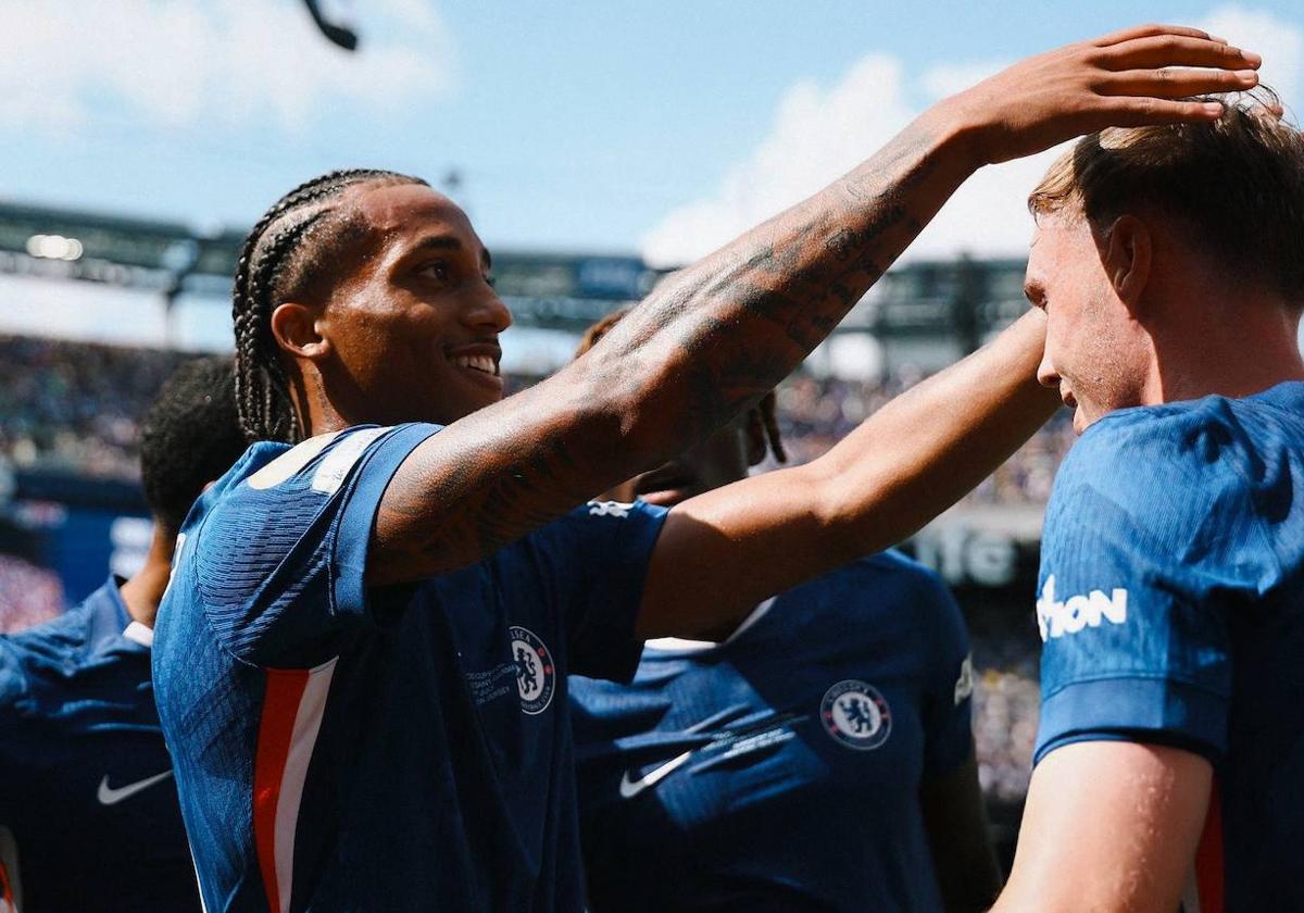 Los jugadores del Chelsea João Pedro y Cole Palmer, celebrando uno de los goles marcados ante el PSG, en la final del Mundial de Clubes.