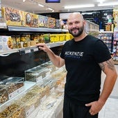 Odlanier González, junto a un expositor de frutos secos.