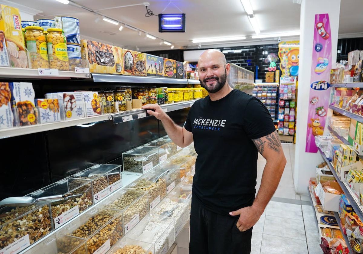 Odlanier González, junto a un expositor de frutos secos.