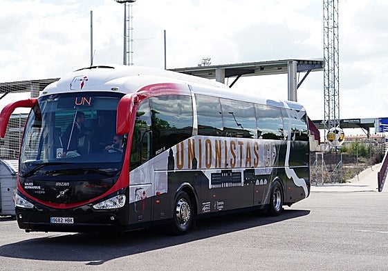 El autobús de Unionistas, junto al Reina Sofía.