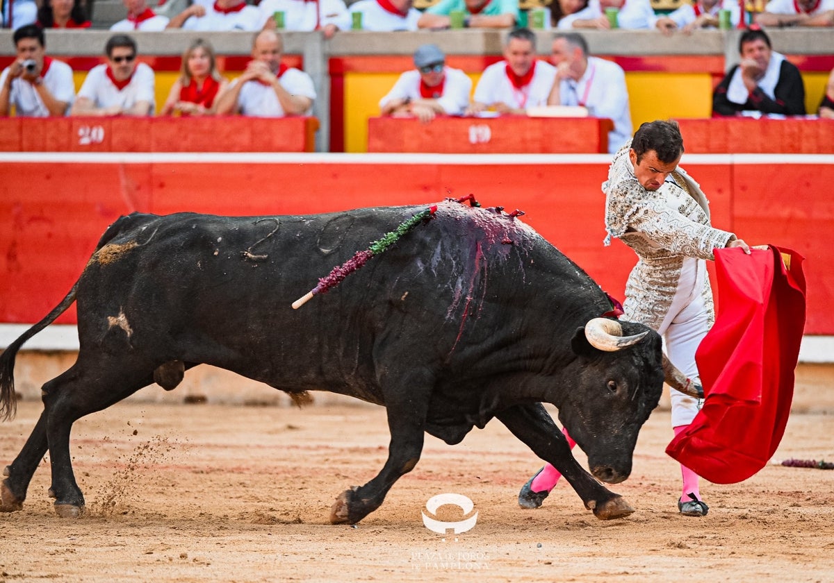 Pase de pecho a Embajador, su primer toro de Miura en Pamplona.