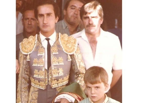 Diego Ramos, junto a su padre y el maestro Julio Robles, la primera vez que llevó a Diego a los toros.