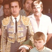 Diego Ramos, junto a su padre y el maestro Julio Robles, la primera vez que llevó a Diego a los toros.