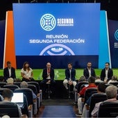 Rafael Louzán, dirigiéndose este lunes a los clubes de Segunda Federación.